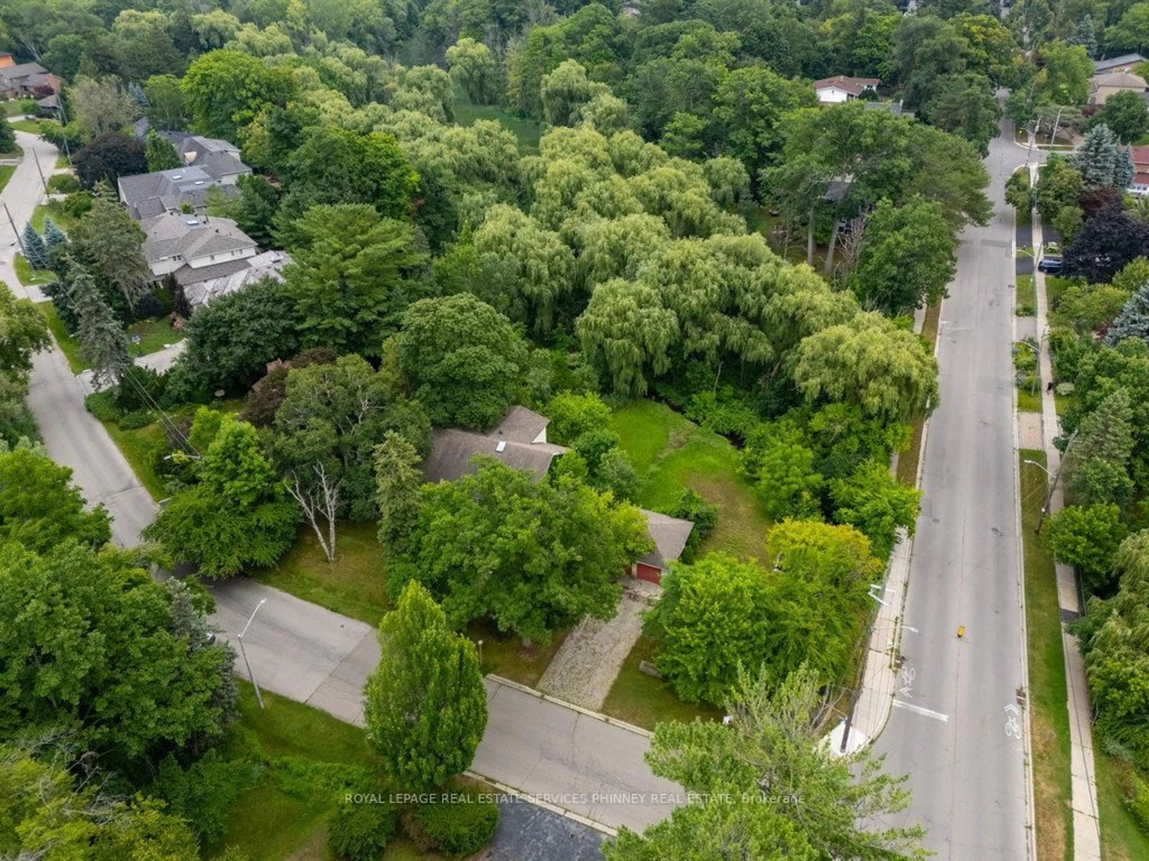 A pic from outside/outdoor area/front of a property/back of a property/a pic from drone, forest/trees view for 1340 Contour Dr, Mississauga Ontario L5H 1B2