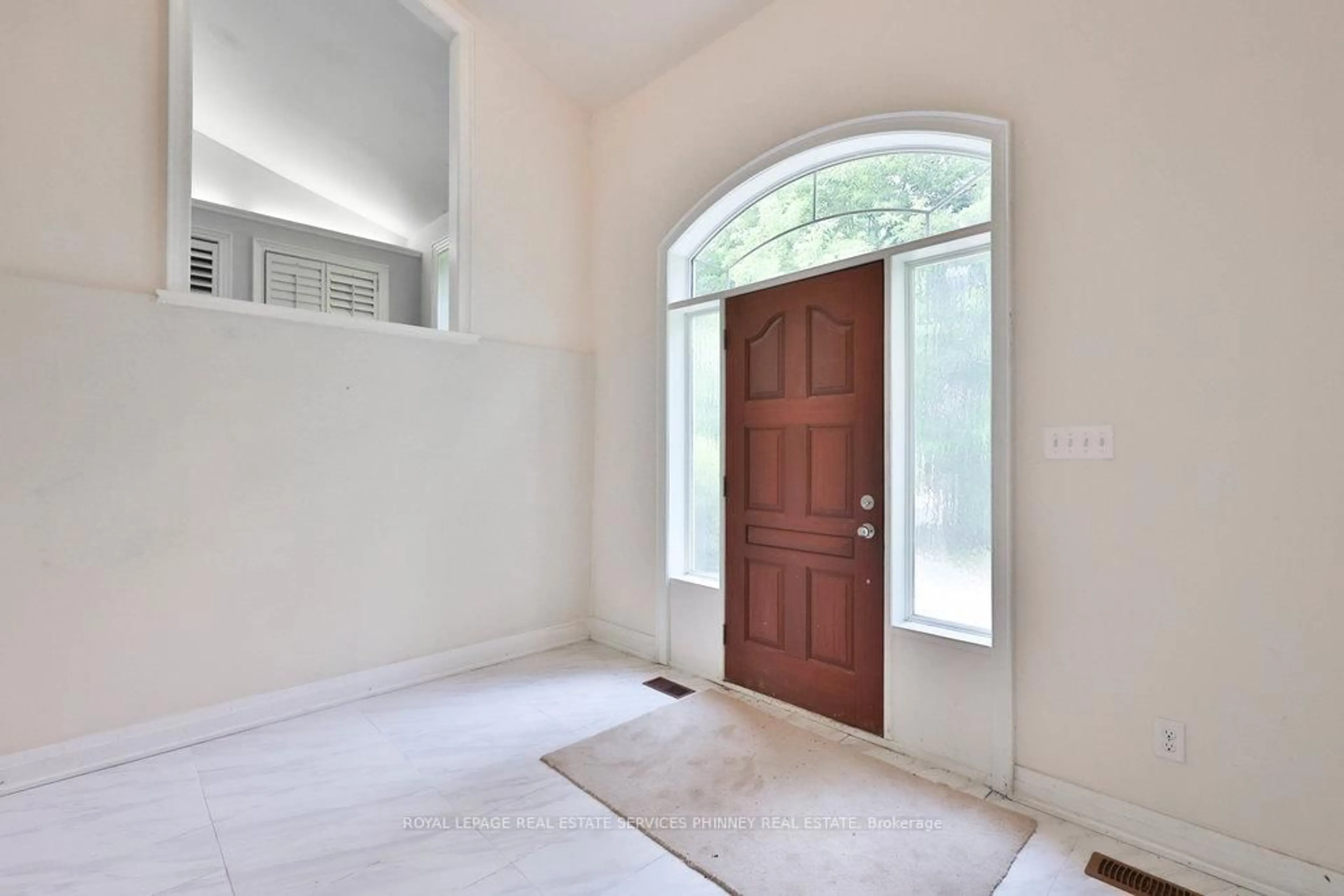Indoor entryway for 1340 Contour Dr, Mississauga Ontario L5H 1B2