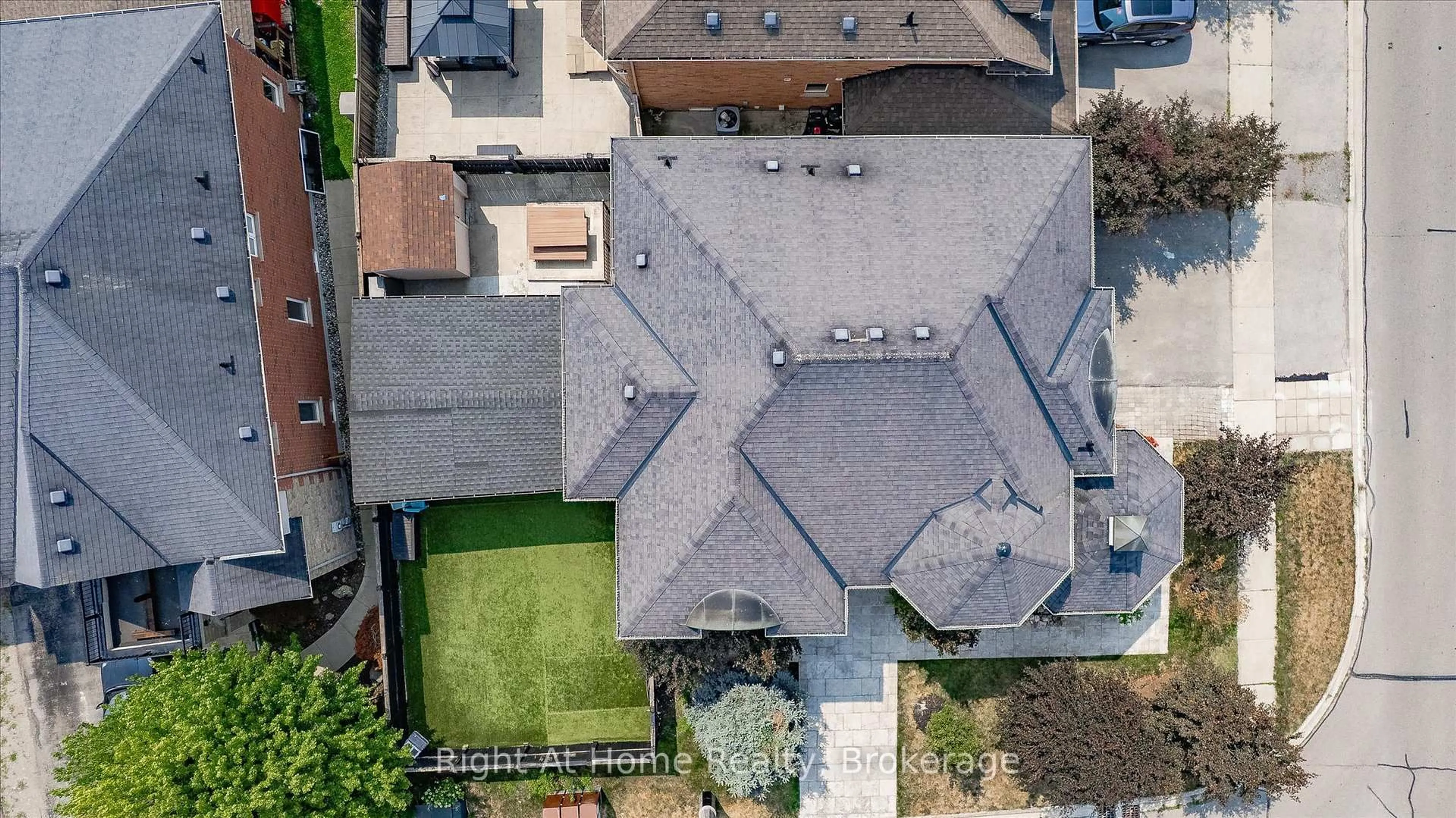 A pic from outside/outdoor area/front of a property/back of a property/a pic from drone, street for 242 Milkweed Way, Oakville Ontario L6L 0A6