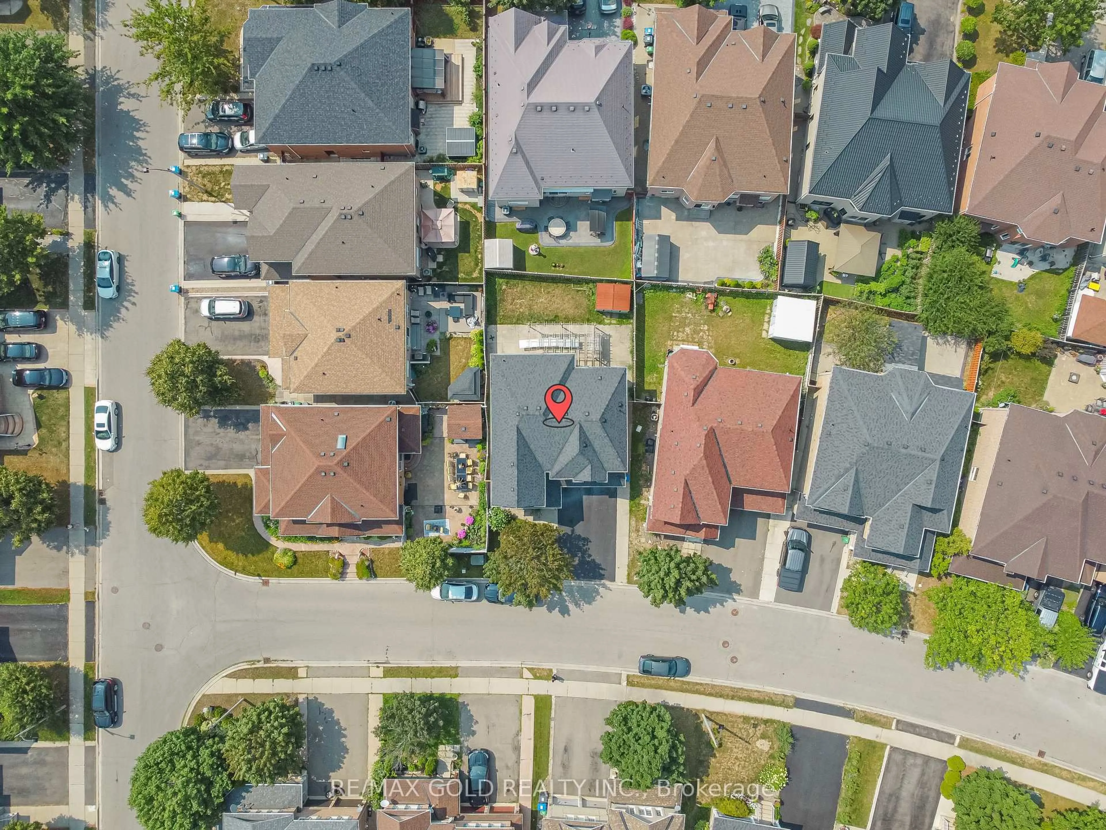 A pic from outside/outdoor area/front of a property/back of a property/a pic from drone, street for 63 Hiberton Cres, Brampton Ontario L7A 3C9