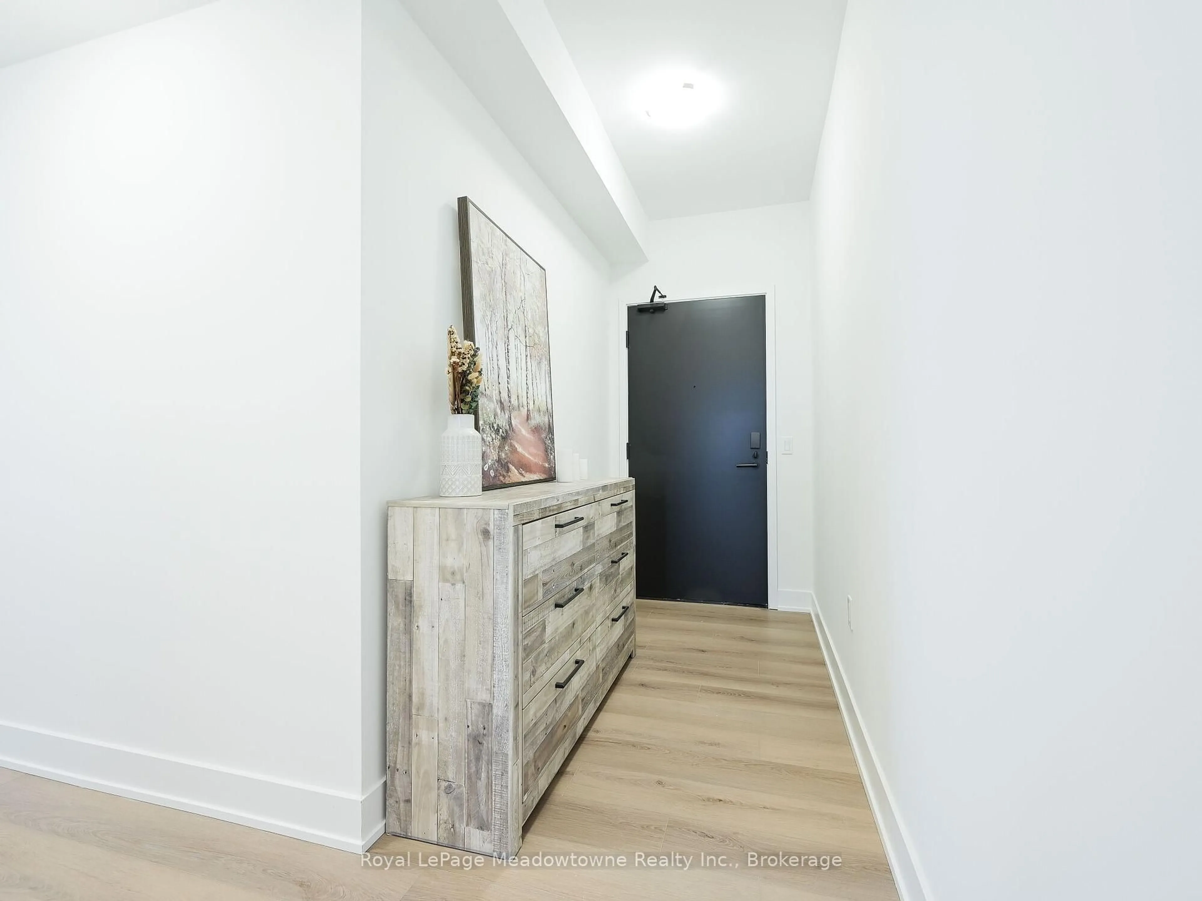 Indoor entryway for 2343 KHALSA Gate #618, Oakville Ontario L6M 5R6