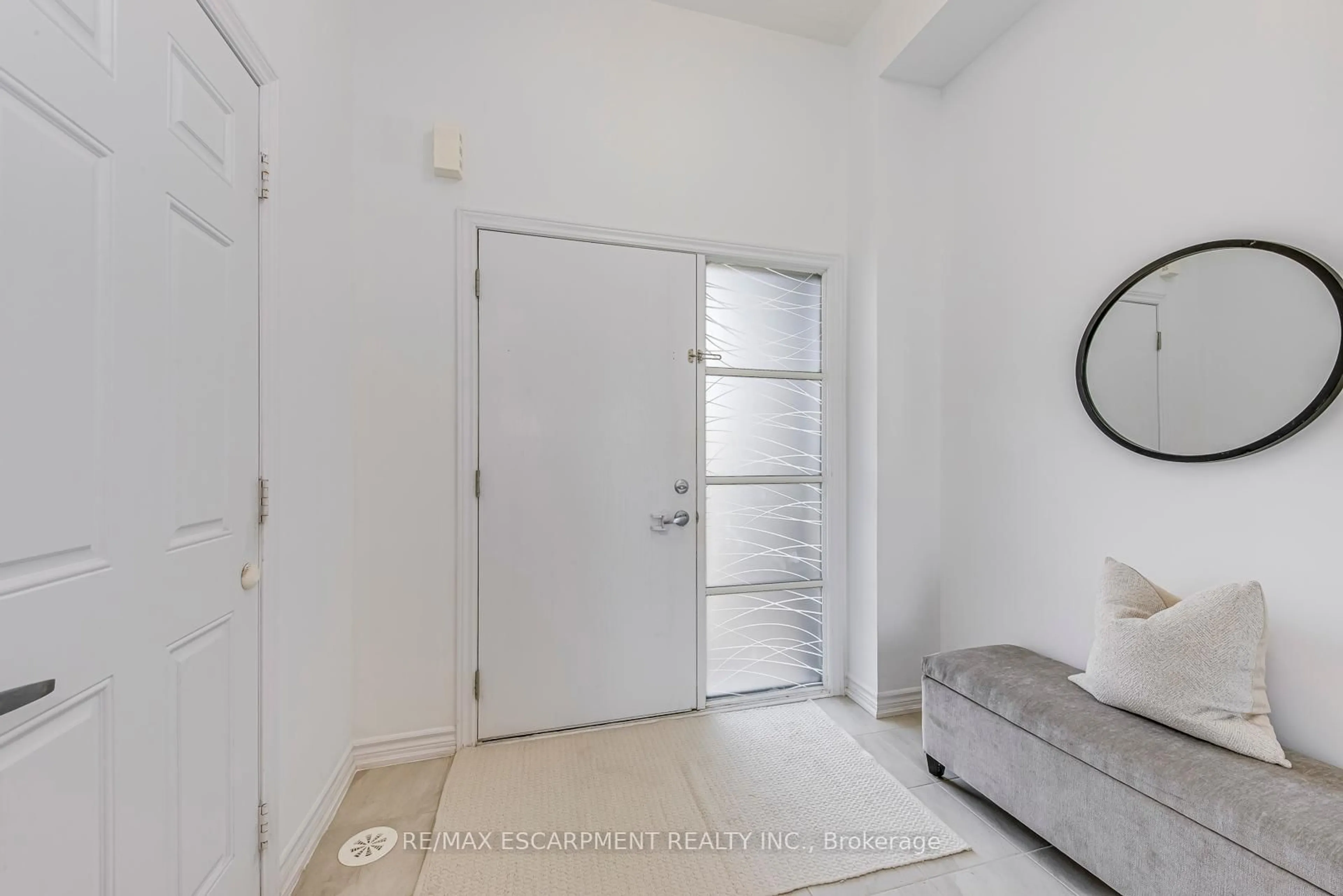 Indoor entryway for 414 Wheat Boom Dr, Oakville Ontario L6H 0R4
