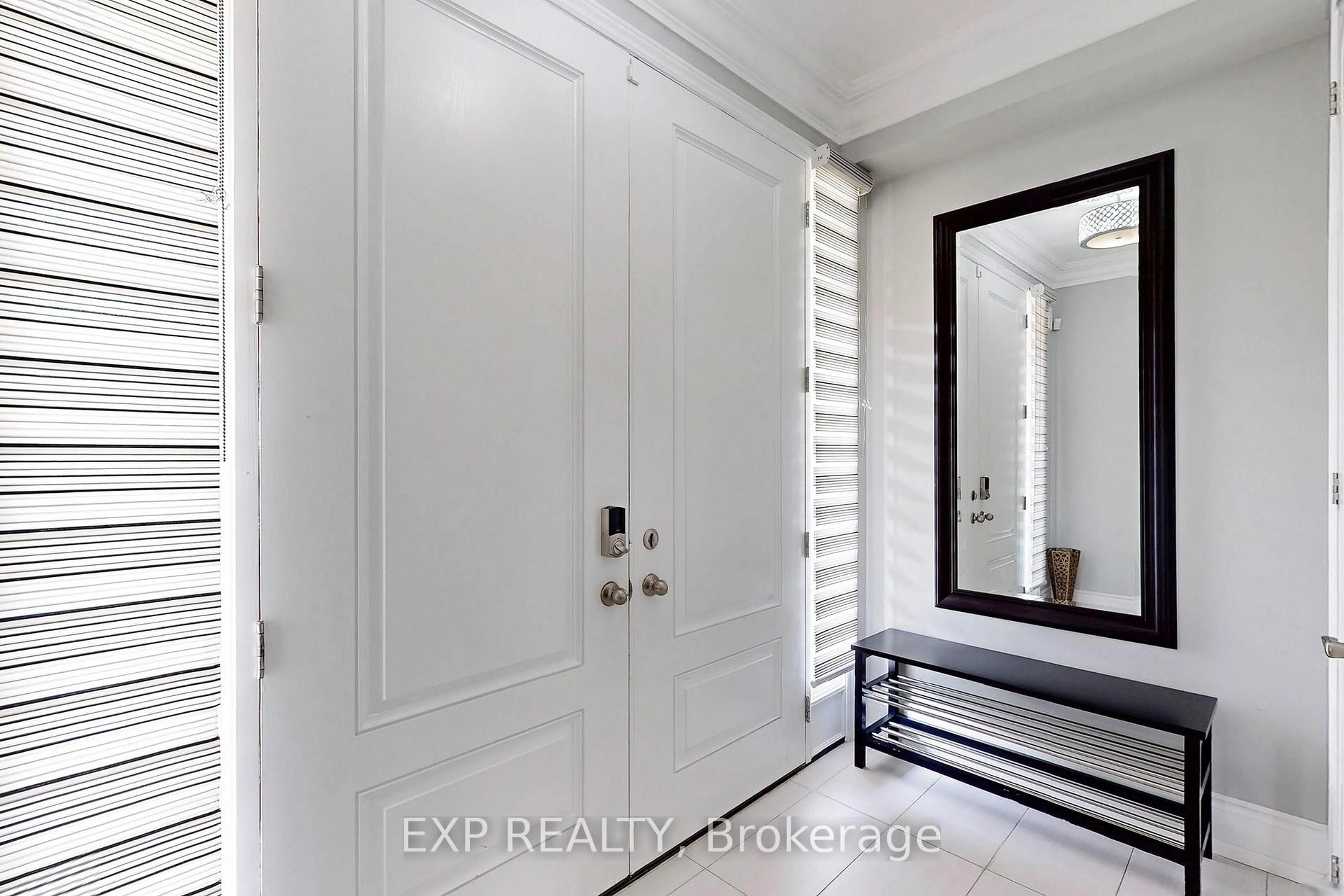 Indoor entryway for 125 Larson Peak Rd, Caledon Ontario N9C 1J6
