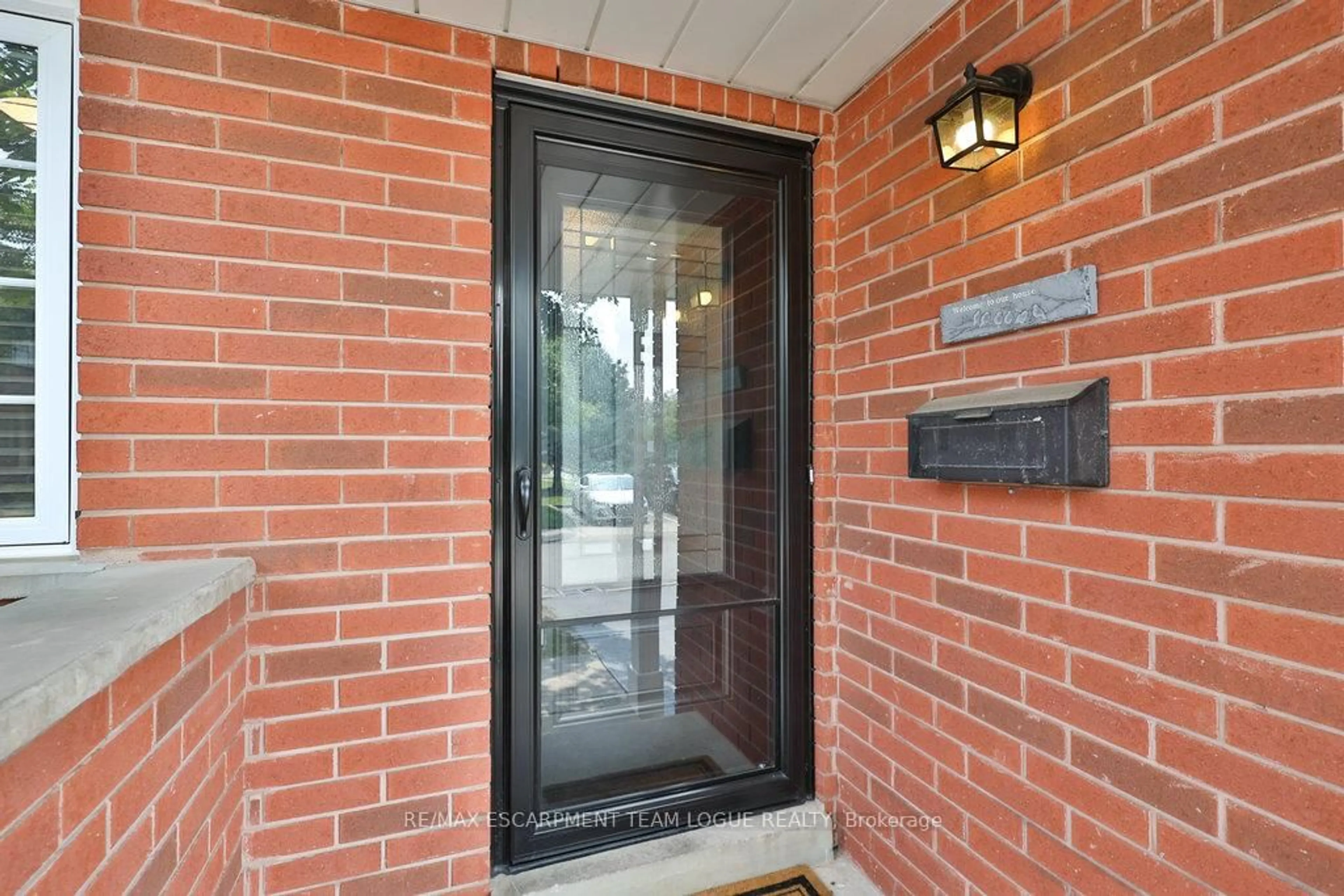 Indoor entryway for 2880 HEADON FOREST Dr #46, Burlington Ontario L7M 4H2