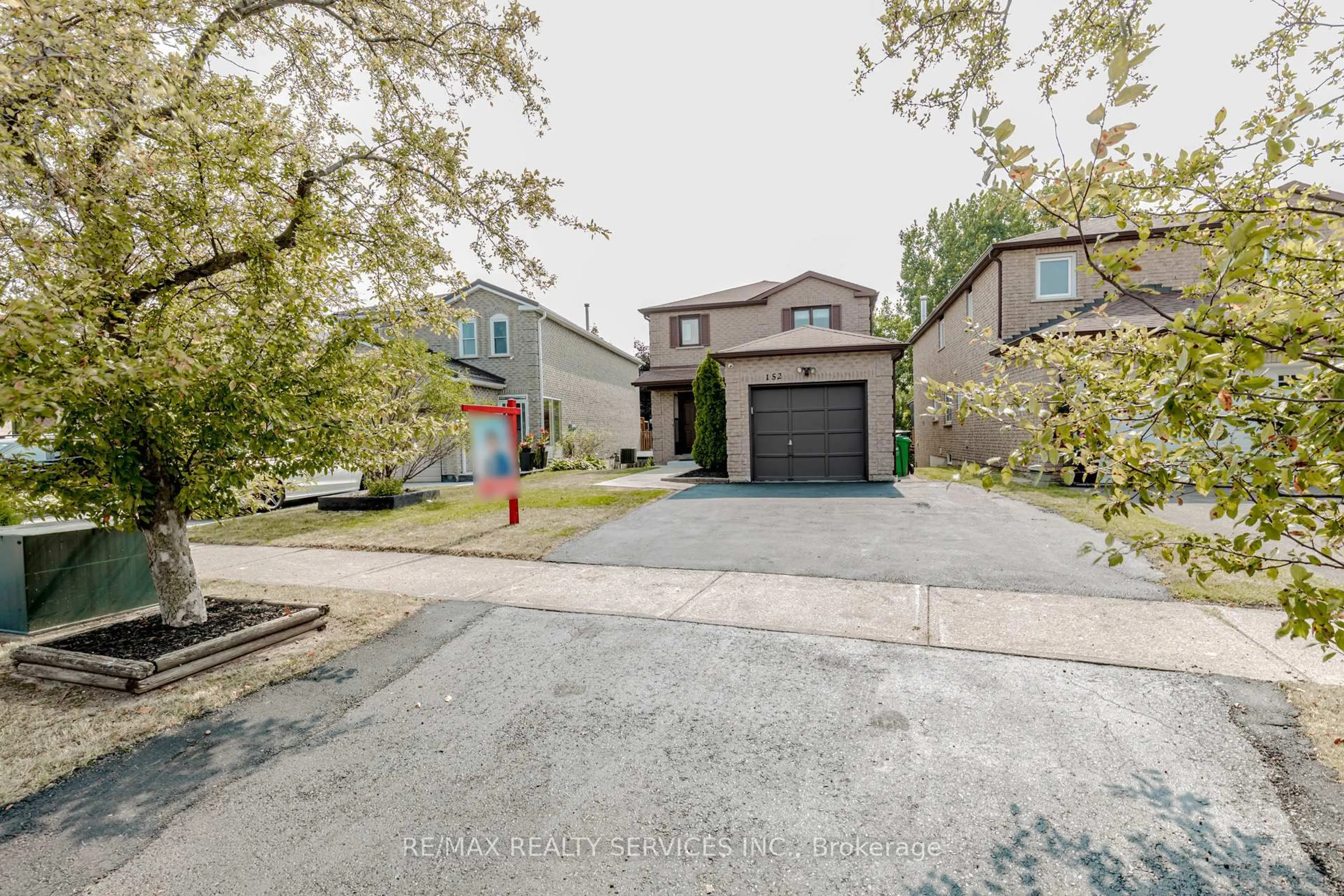 A pic from outside/outdoor area/front of a property/back of a property/a pic from drone, street for 152 Blackfoot Tr, Mississauga Ontario L5R 2G4