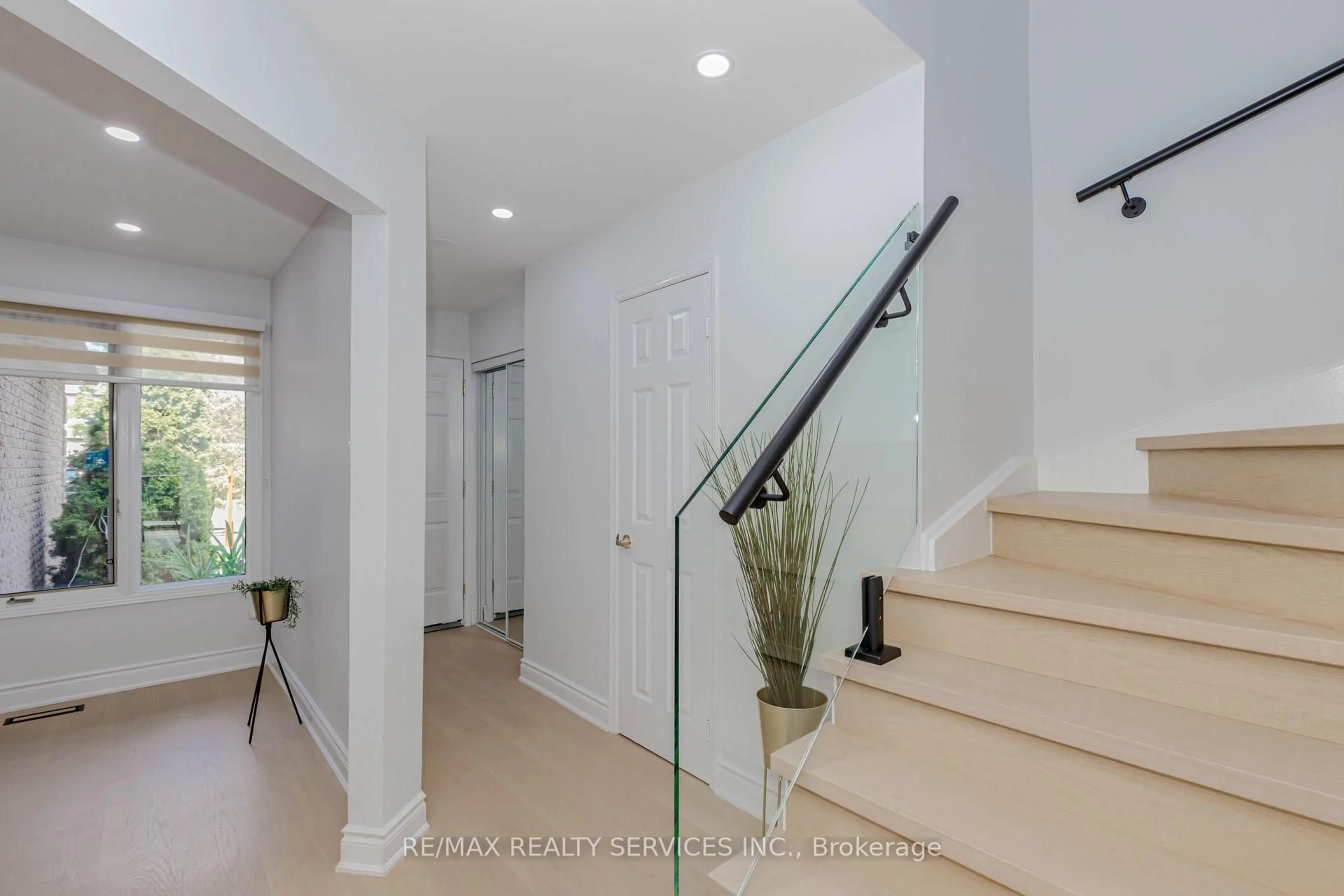Indoor entryway for 152 Blackfoot Tr, Mississauga Ontario L5R 2G4