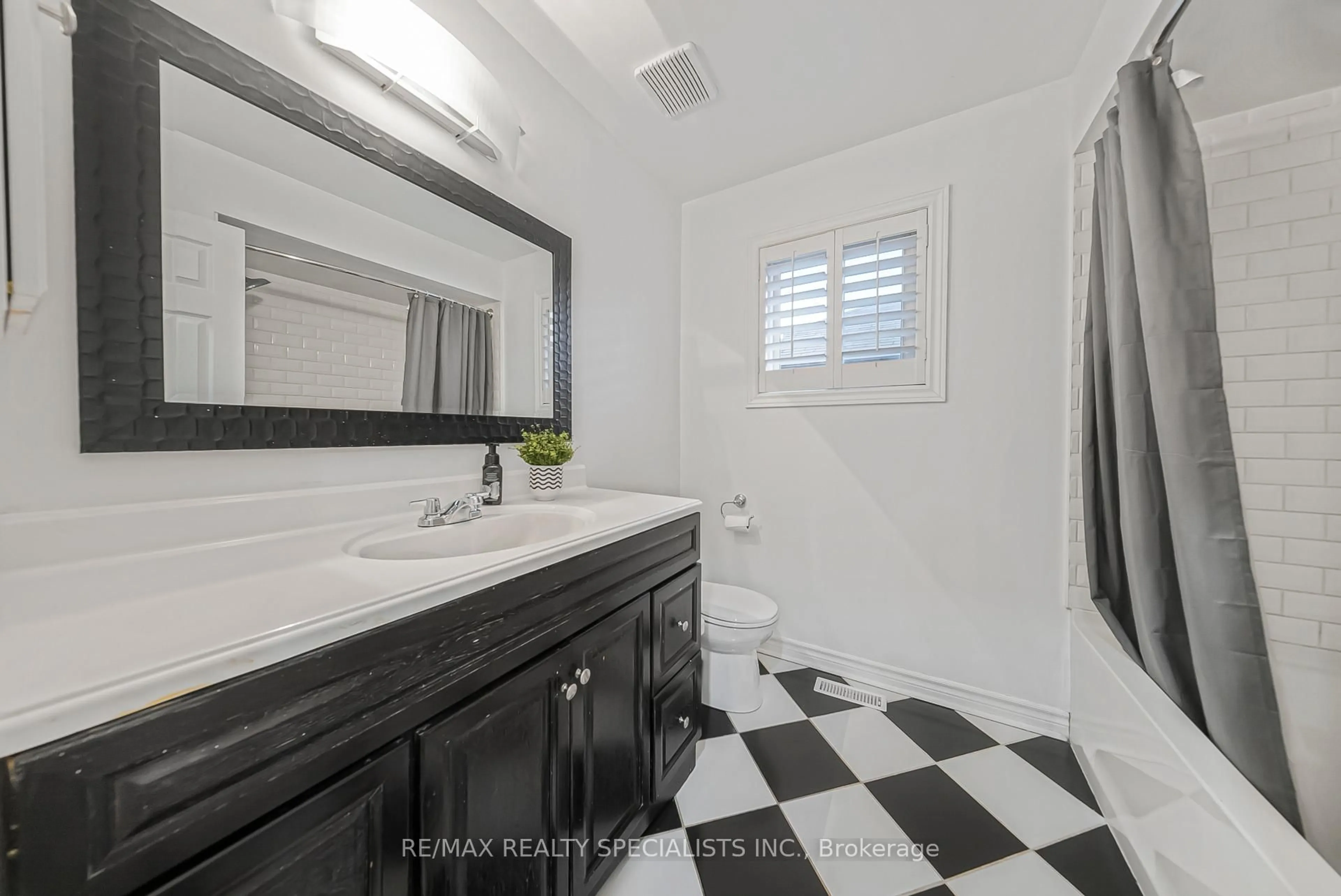 Standard bathroom, ceramic/tile floor for 47 Whitbread Ave, Caledon Ontario L7E 1L7