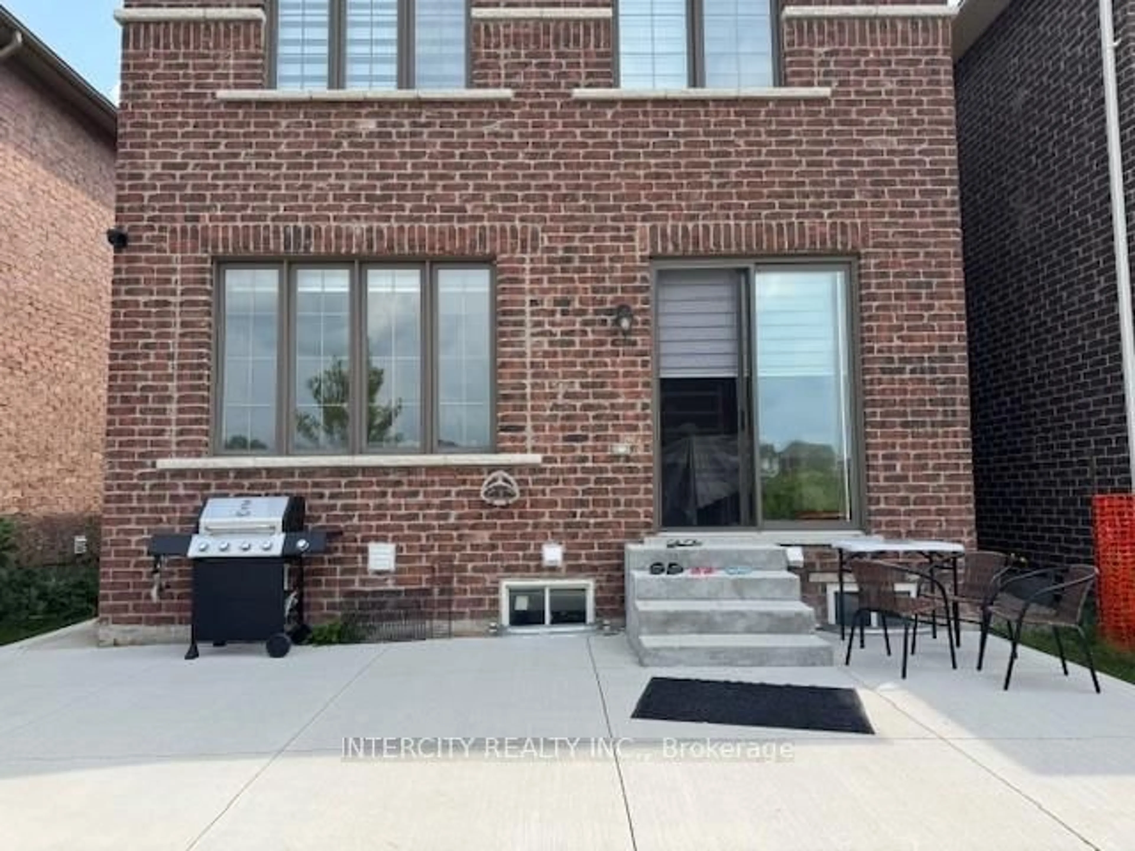 Home with brick exterior material, unknown for 39 Divers Rd, Brampton Ontario L7A 5C8
