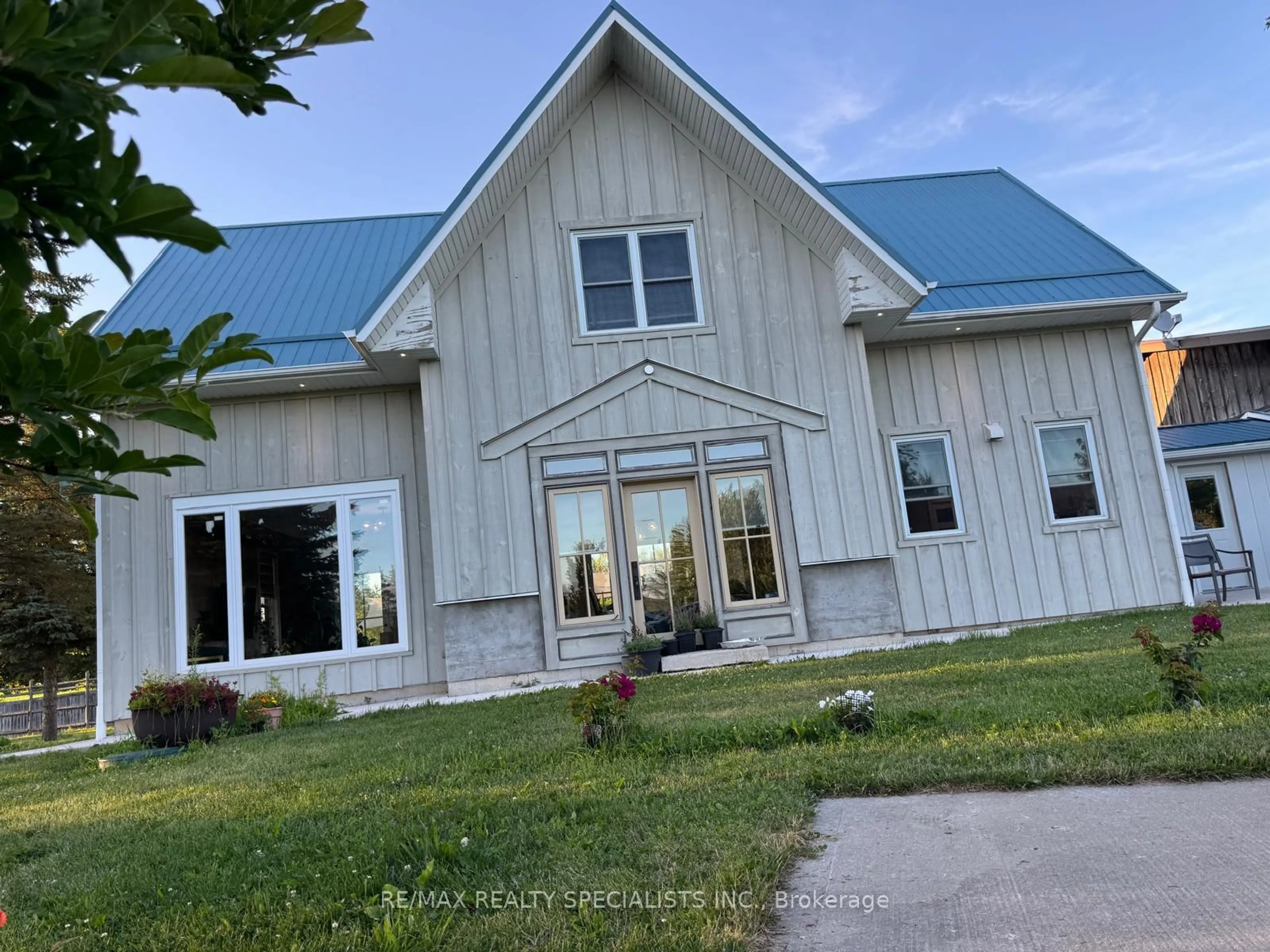 Home with vinyl exterior material, unknown for 12195 FOURTH LINE Nassagaweya Line, Milton Ontario N0B 2K0
