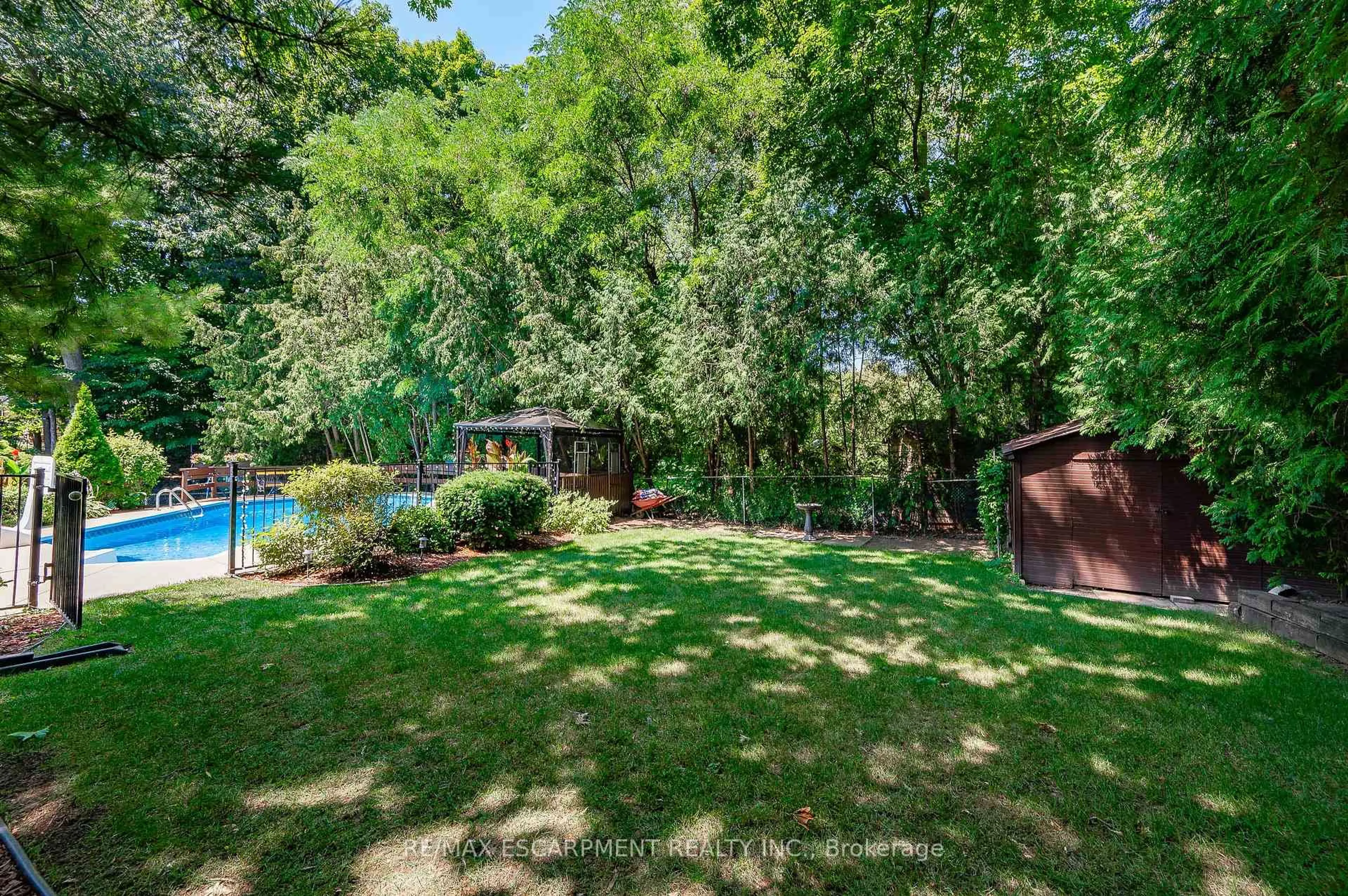 A pic from outside/outdoor area/front of a property/back of a property/a pic from drone, forest/trees view for 2385 Peart Crt, Burlington Ontario L7P 2V5