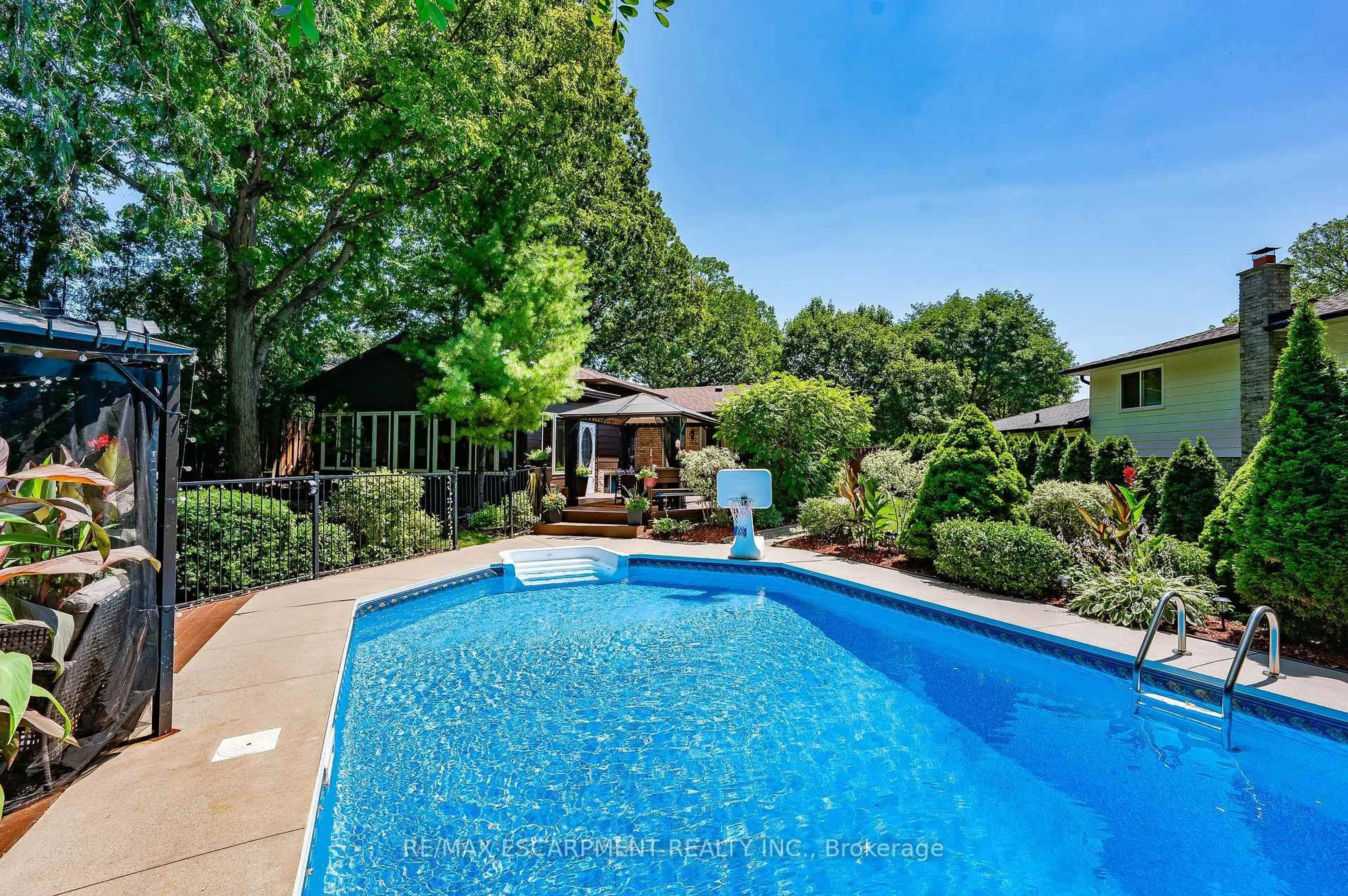 Pool for 2385 Peart Crt, Burlington Ontario L7P 2V5