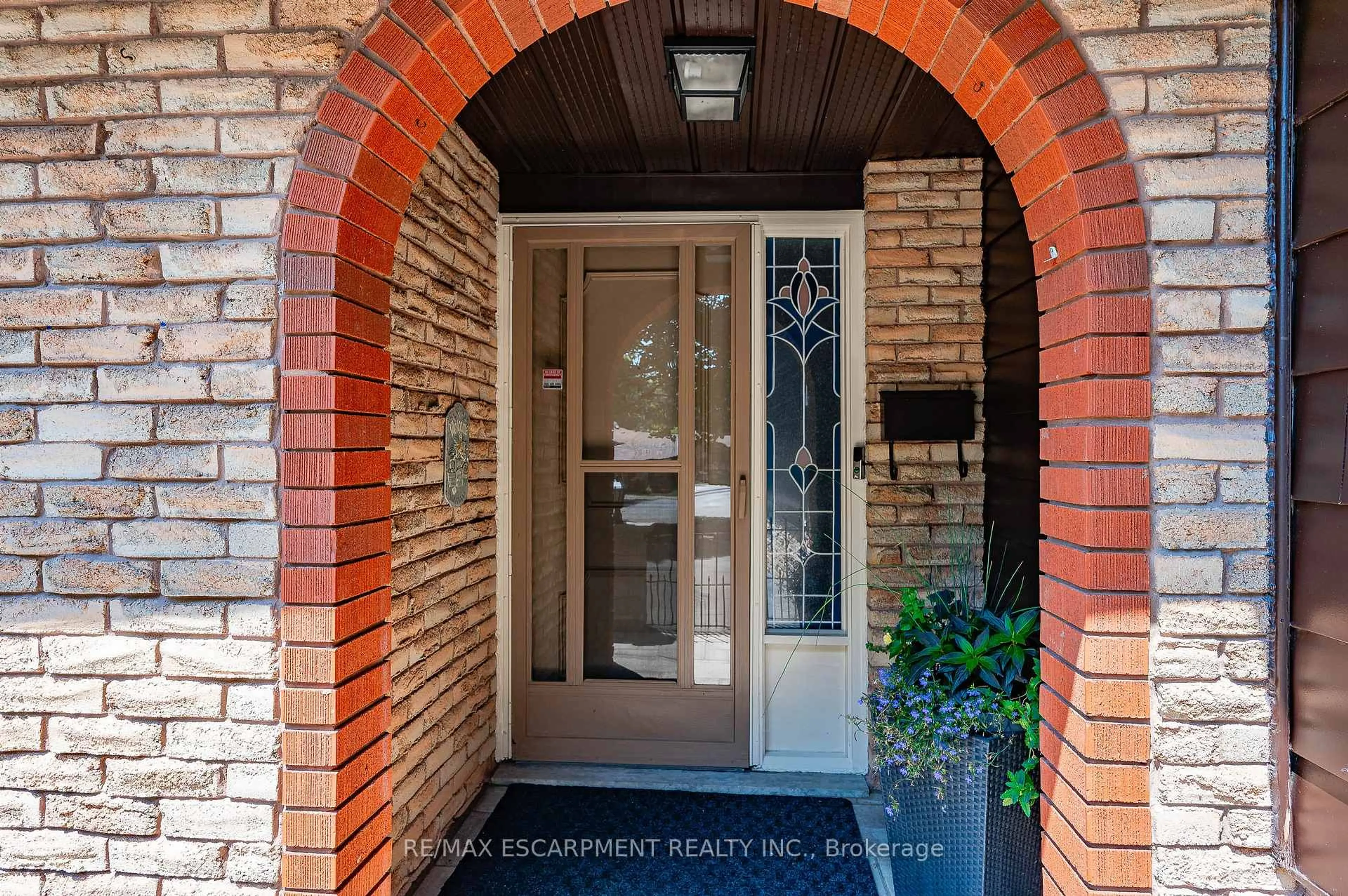 Indoor entryway for 2385 Peart Crt, Burlington Ontario L7P 2V5