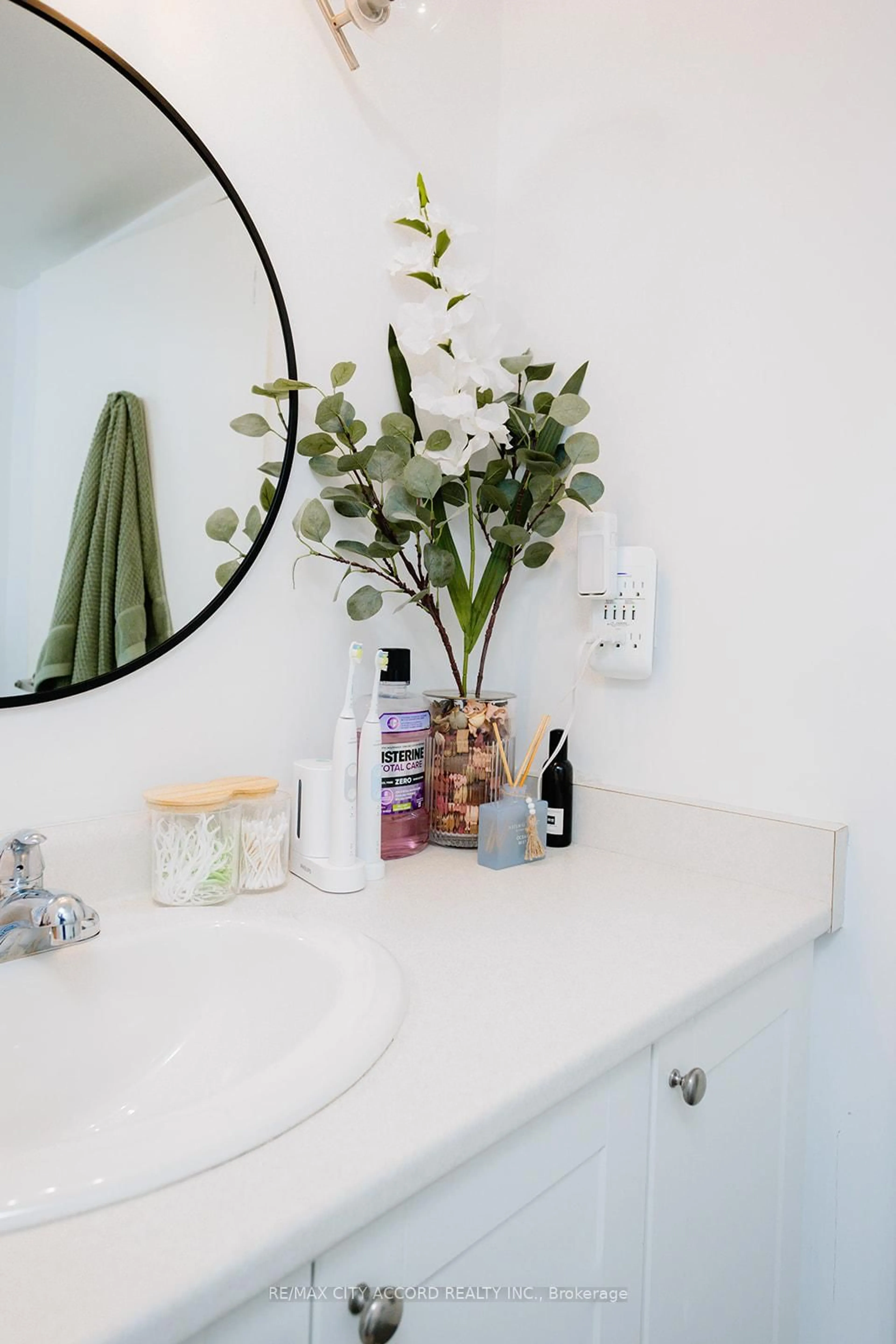 Contemporary bathroom, ceramic/tile floor for 816 Lansdowne Ave #720, Toronto Ontario M6H 4K6