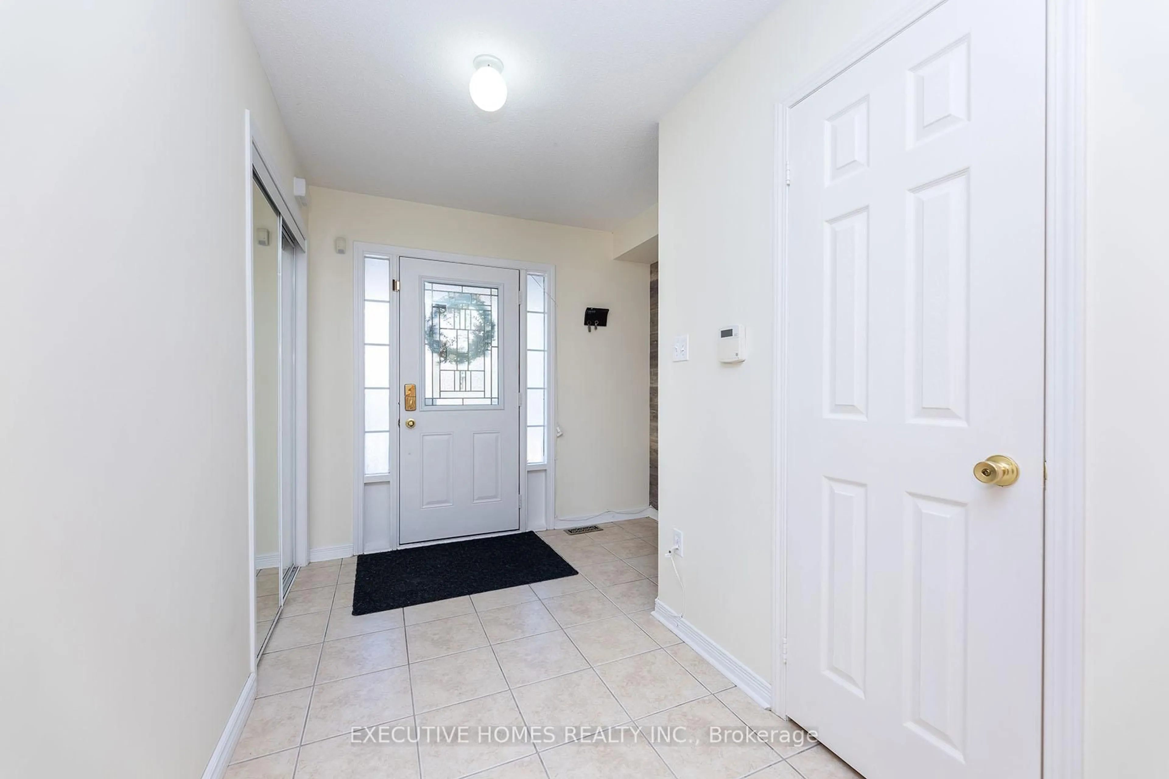 Indoor entryway for 416 Hobbs Cres, Milton Ontario L9T 0J1