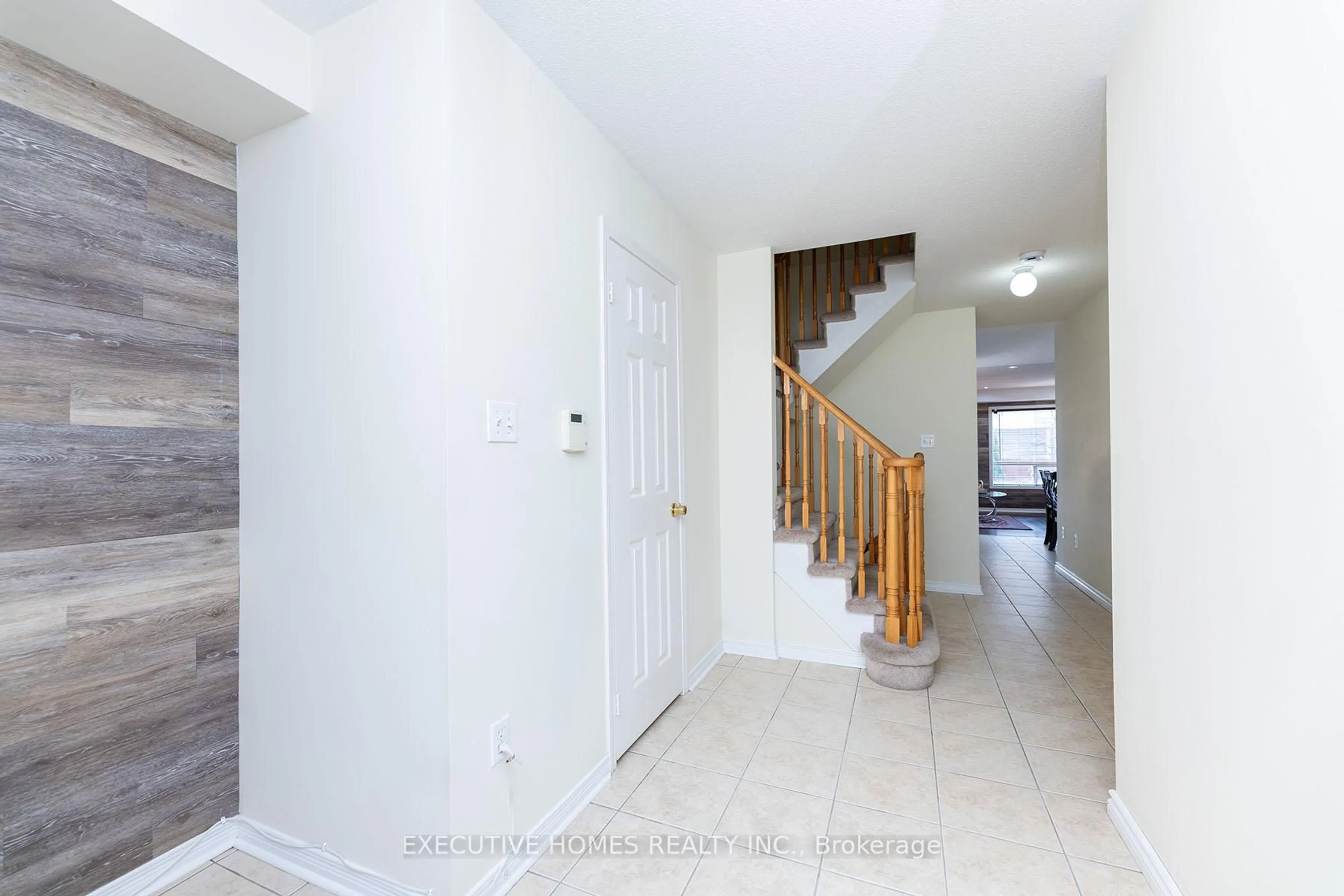 Indoor entryway for 416 Hobbs Cres, Milton Ontario L9T 0J1