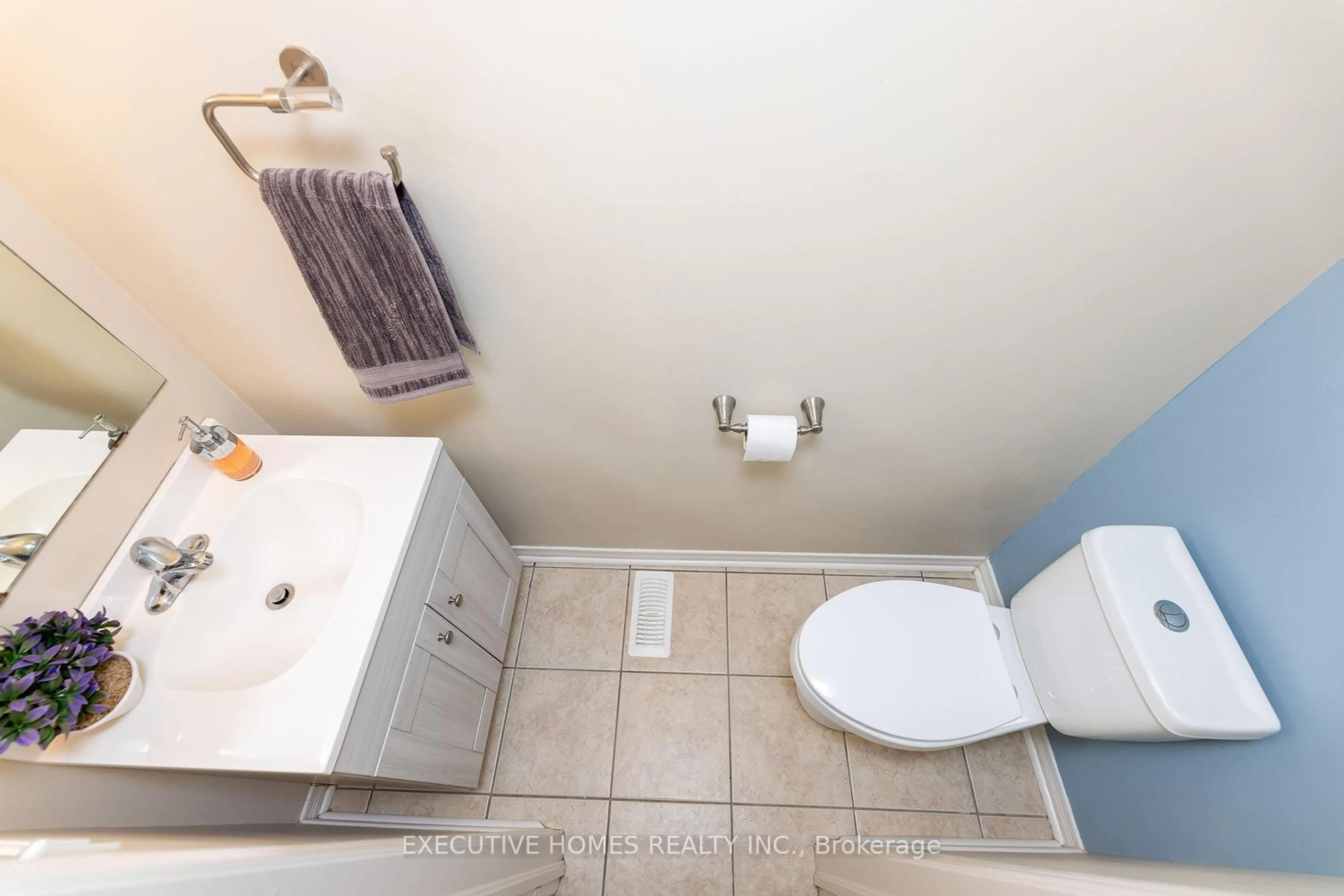 Standard bathroom, ceramic/tile floor for 416 Hobbs Cres, Milton Ontario L9T 0J1