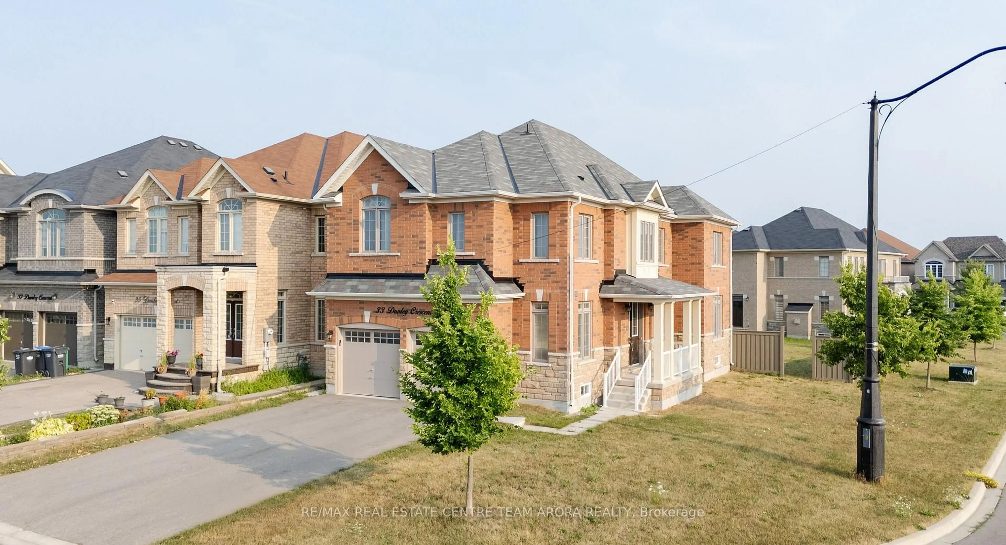 Home with brick exterior material, street for 33 Dunley Cres, Brampton Ontario L6X 5G8