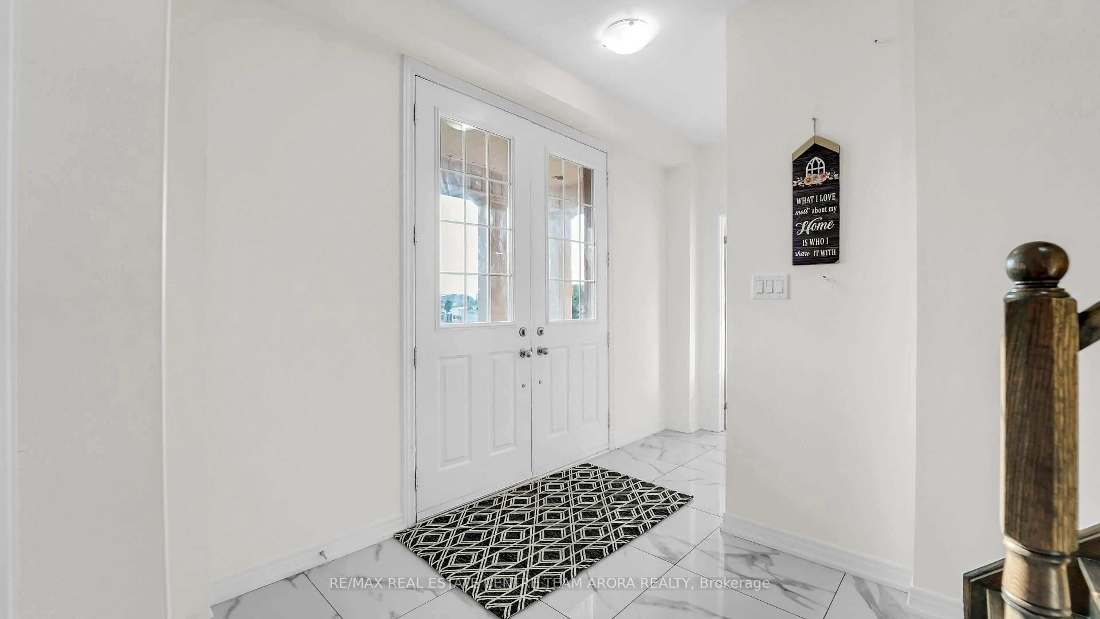 Indoor entryway for 33 Dunley Cres, Brampton Ontario L6X 5G8