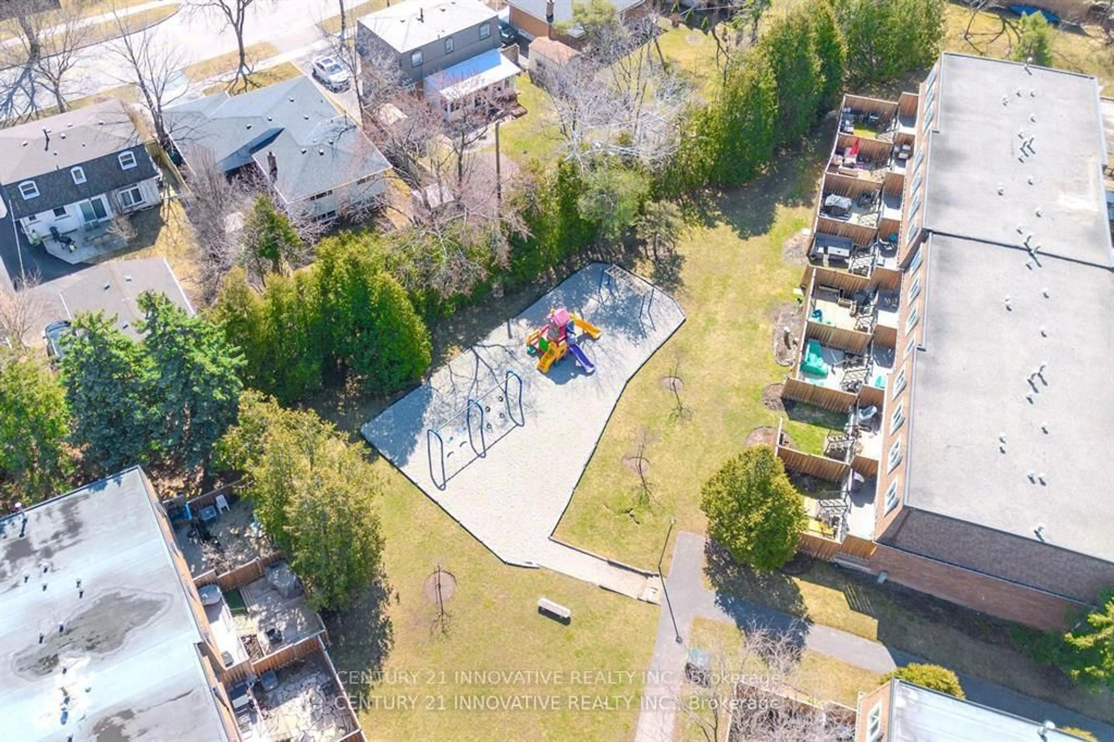 A pic from outside/outdoor area/front of a property/back of a property/a pic from drone, street for 1534 Westminster Pl, Burlington Ontario L7P 2B5