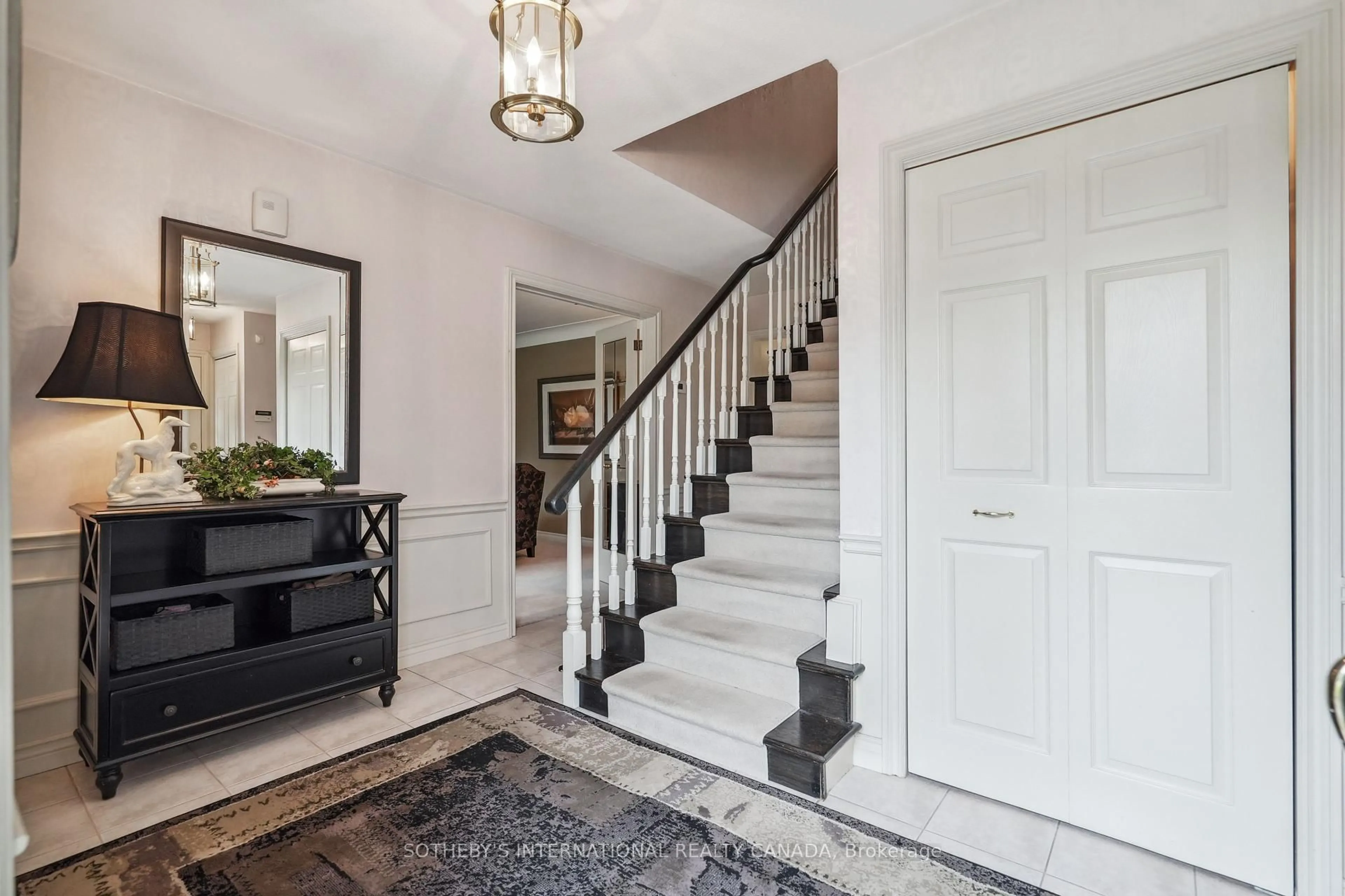 Indoor entryway for 1926 Kerns Rd, Burlington Ontario L7P 3A5