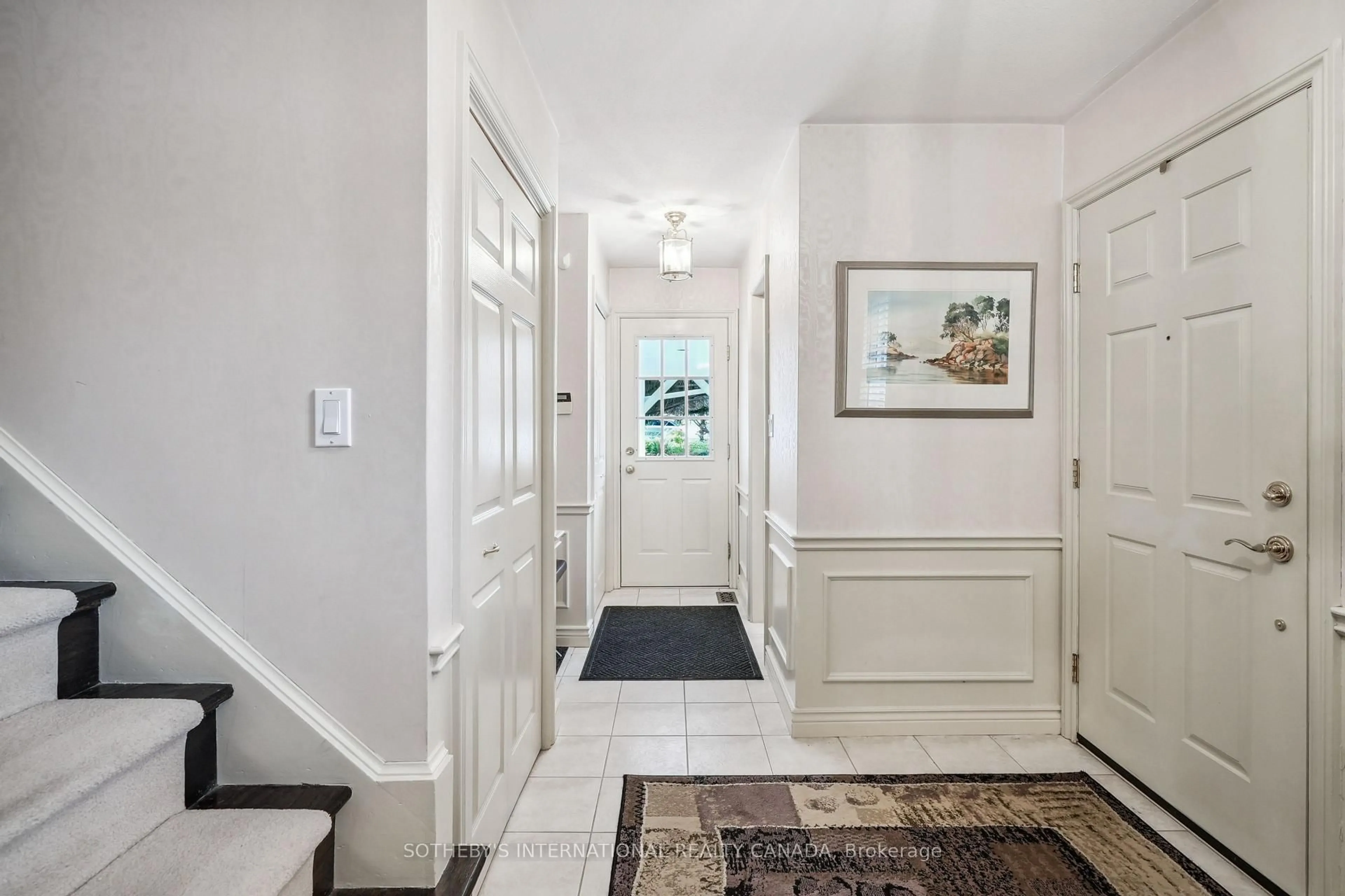 Indoor entryway for 1926 Kerns Rd, Burlington Ontario L7P 3A5