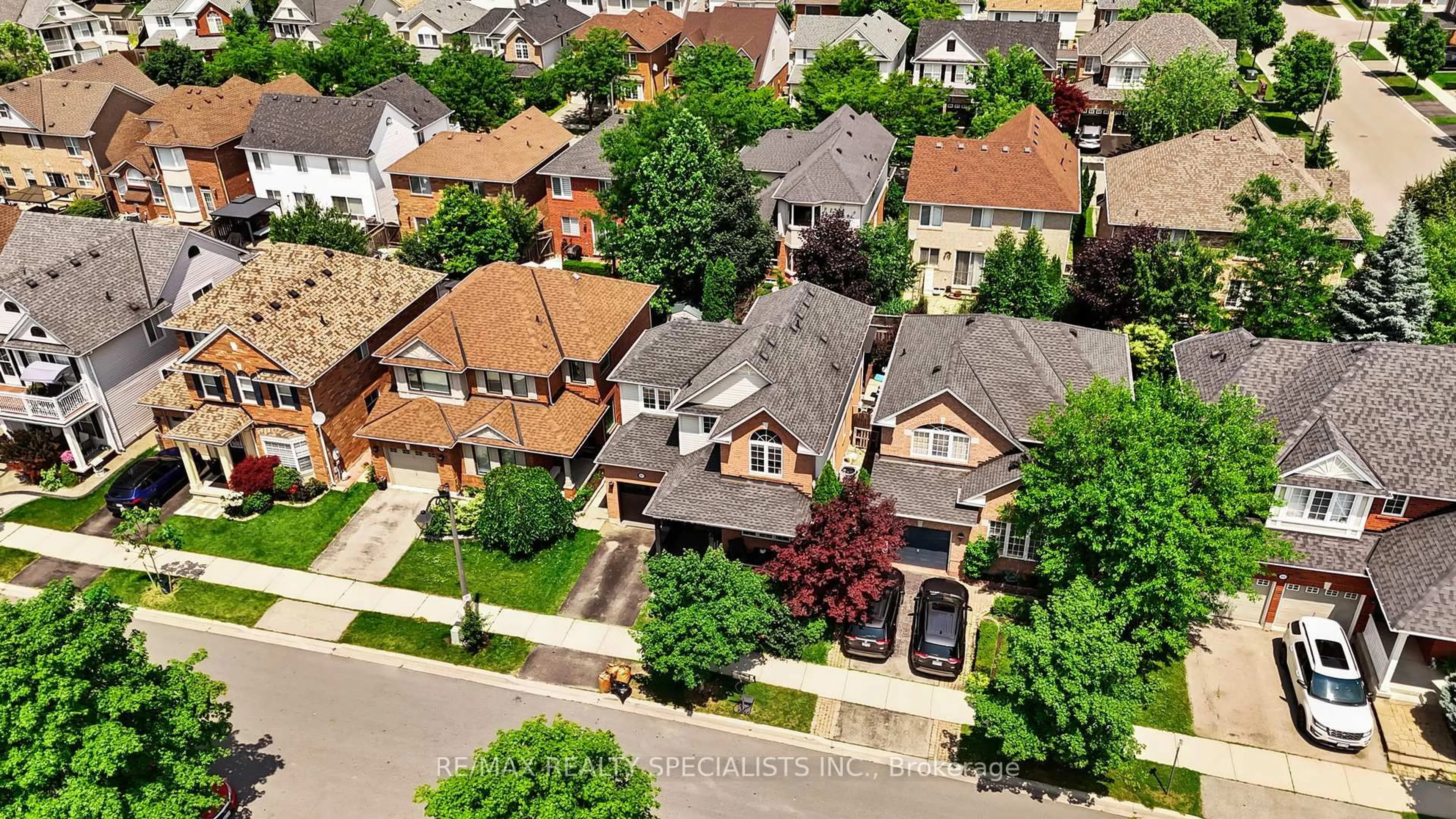 A pic from outside/outdoor area/front of a property/back of a property/a pic from drone, street for 923 McNeil Dr, Milton Ontario L9T 6M7