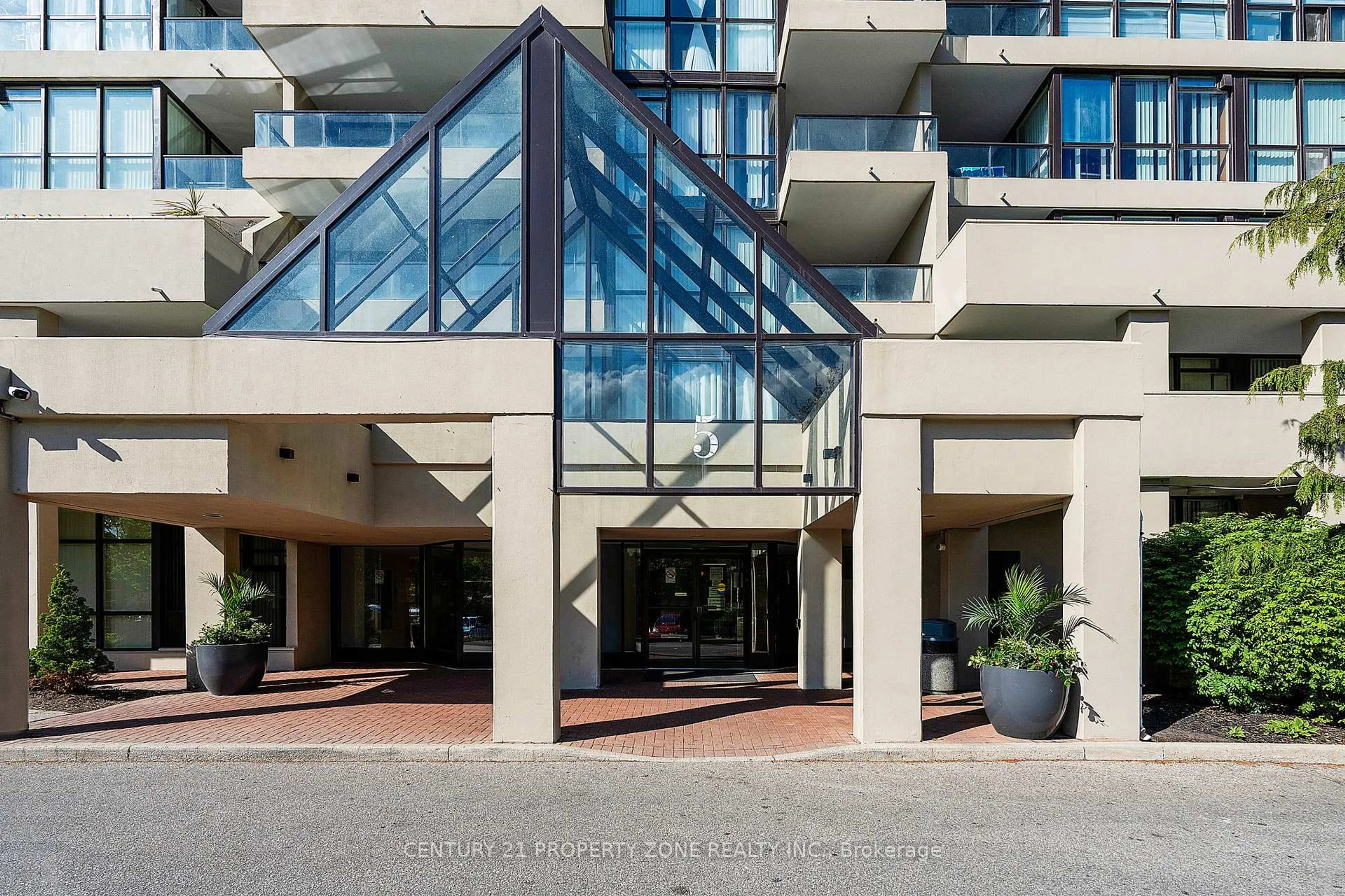 Indoor foyer for 5 Rowntree Rd #1411, Toronto Ontario M9V 5G9