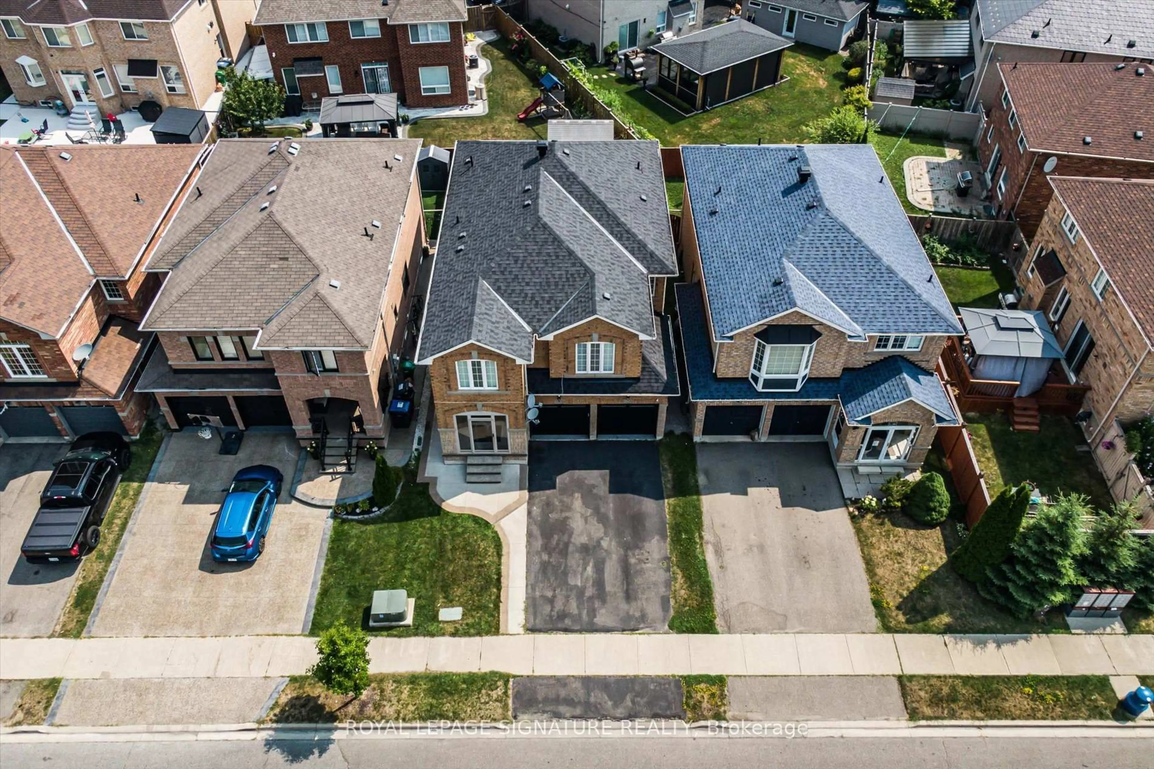 A pic from outside/outdoor area/front of a property/back of a property/a pic from drone, street for 5 Thornbush Blvd, Brampton Ontario L7A 3X9