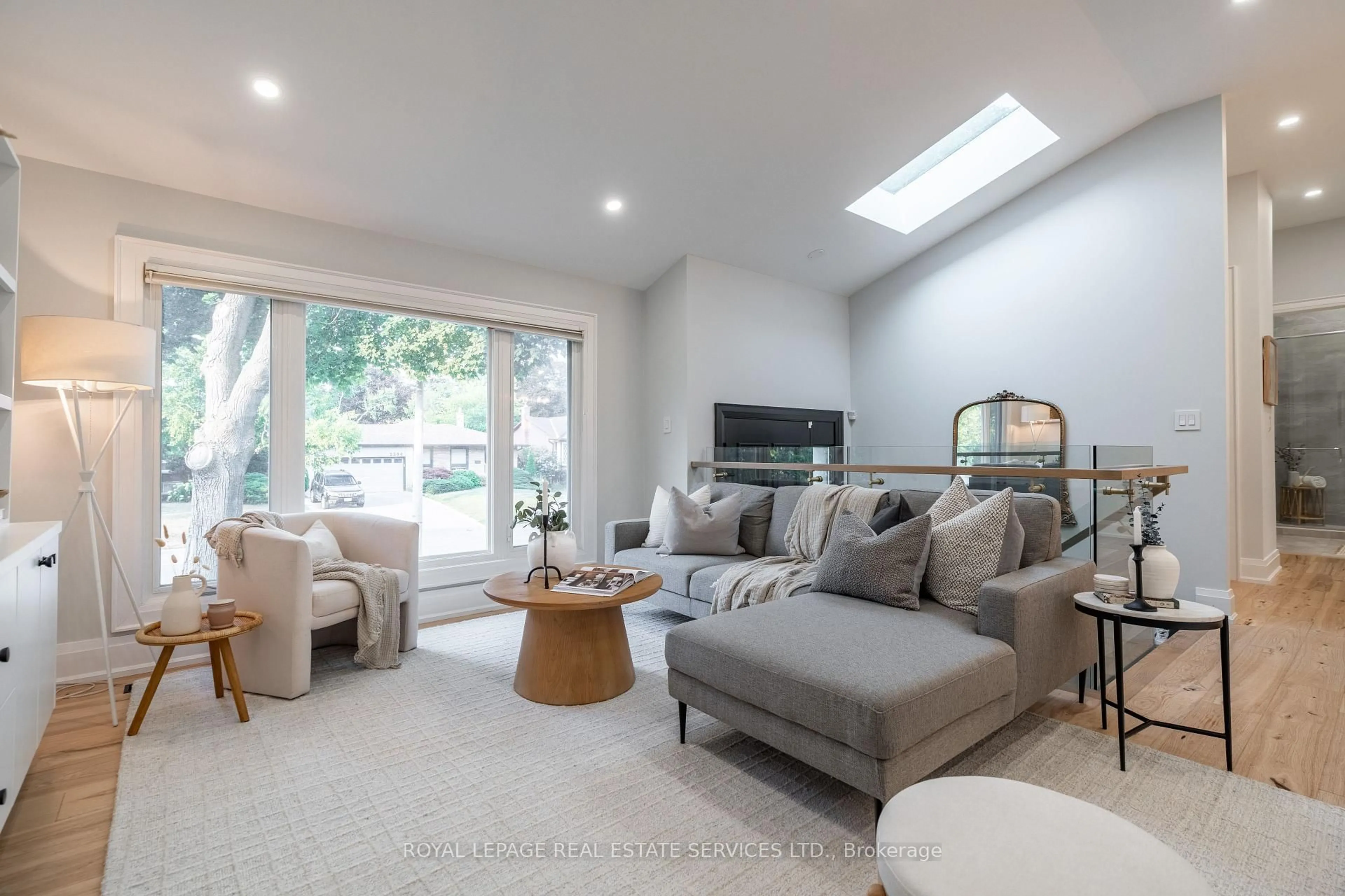 Living room with furniture, unknown for 2503 Yarmouth Cres, Oakville Ontario L6L 2M9
