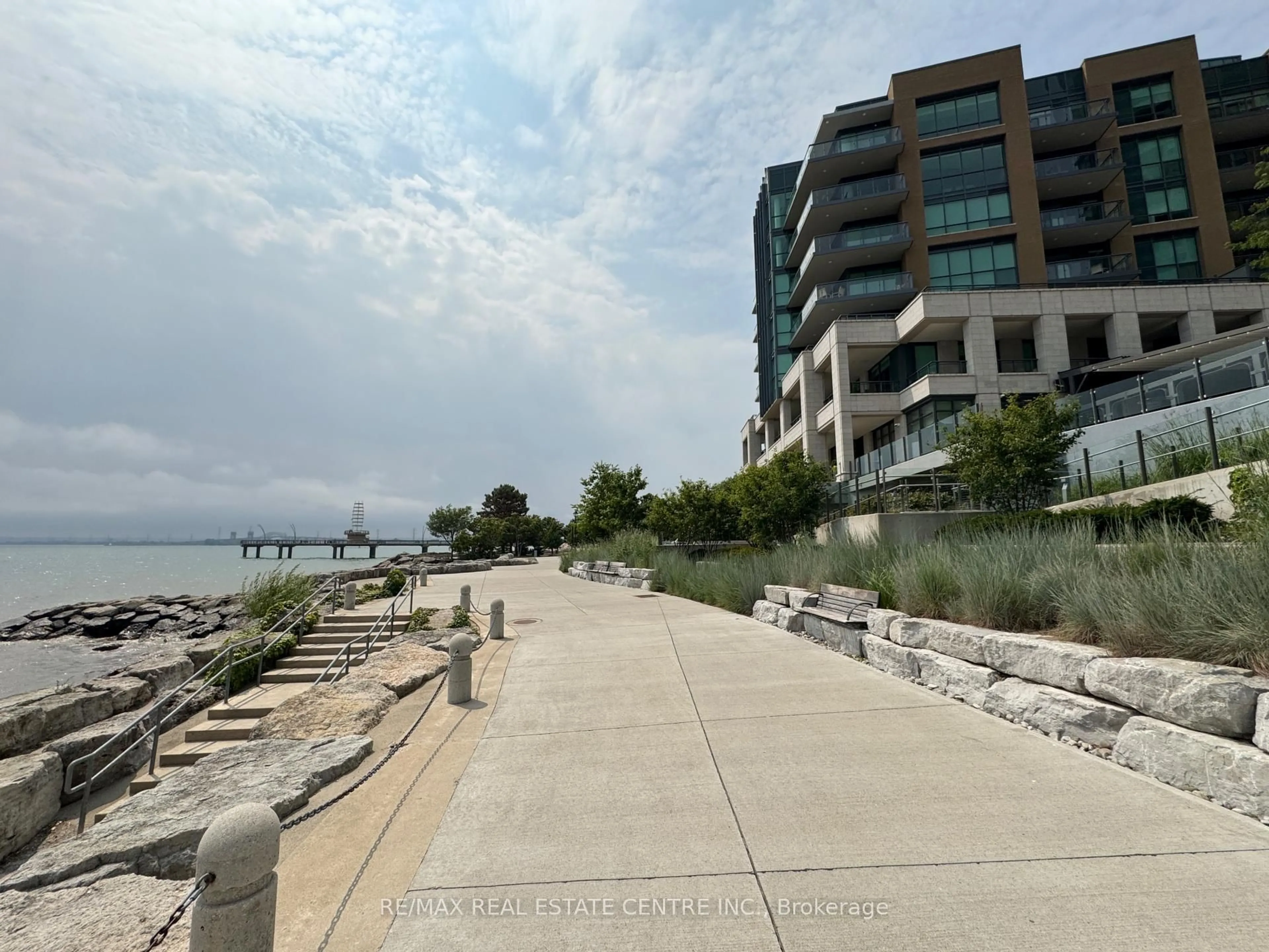 Patio, water/lake/river/ocean view for 2060 Lakeshore Rd #405, Burlington Ontario L7R 0G2