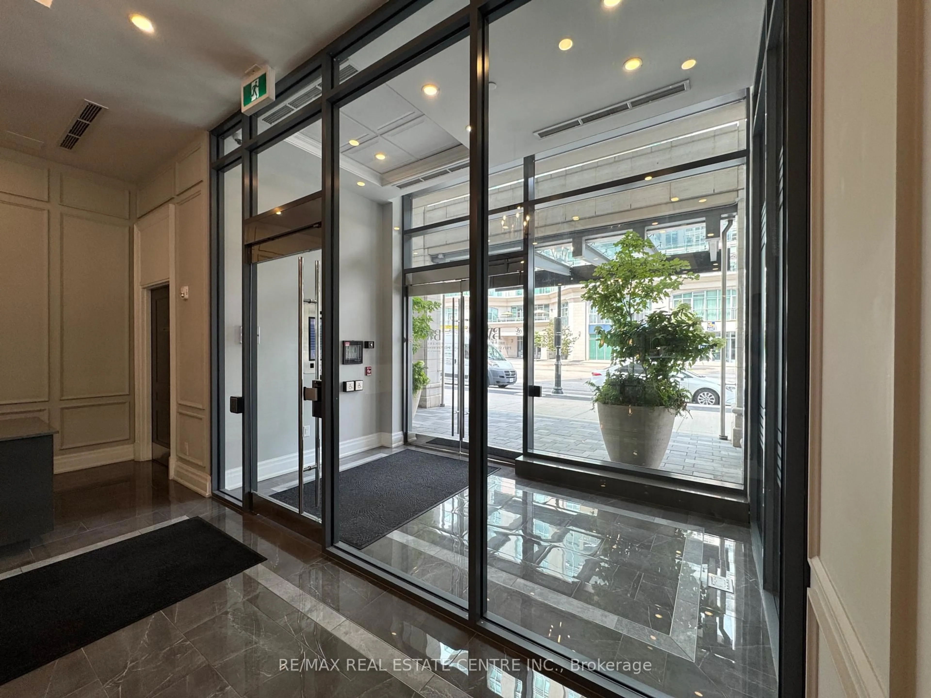 Indoor foyer for 2060 Lakeshore Rd #405, Burlington Ontario L7R 0G2