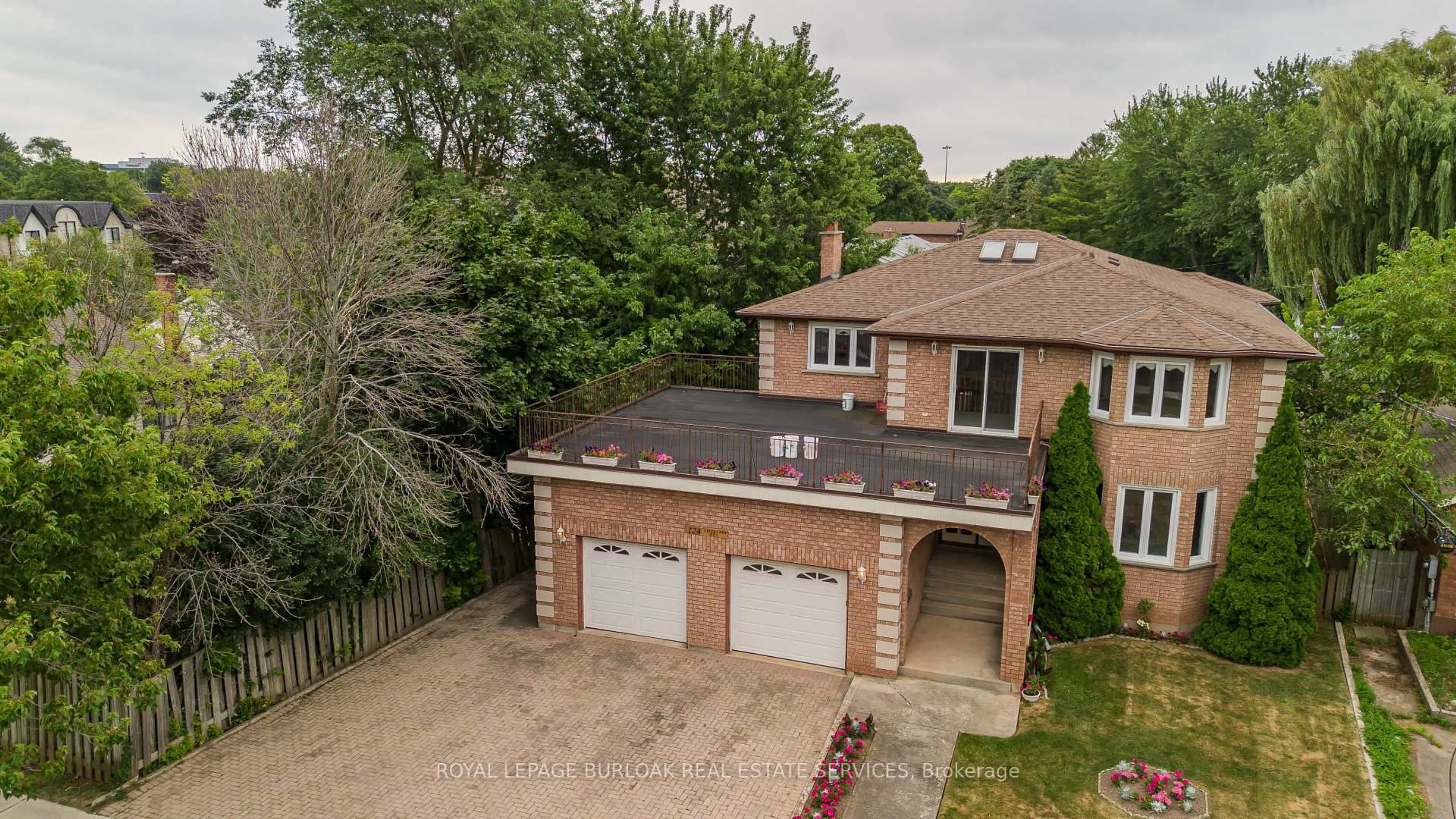A pic from outside/outdoor area/front of a property/back of a property/a pic from drone, street for 124 Leighland Ave, Oakville Ontario L6H 4L6