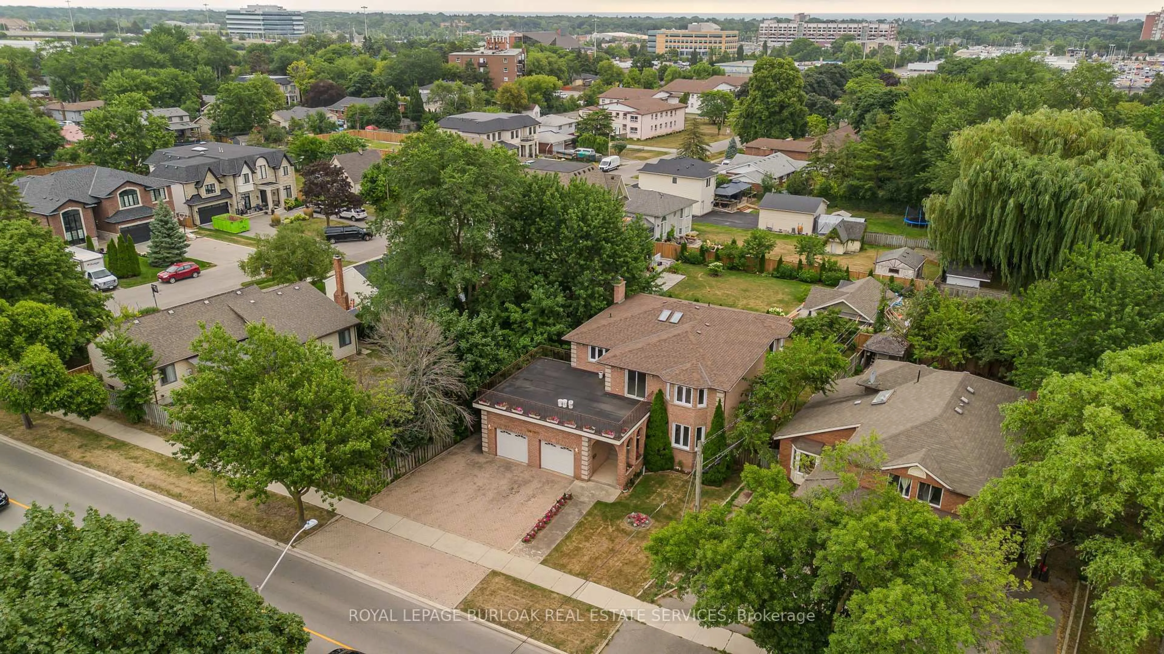 A pic from outside/outdoor area/front of a property/back of a property/a pic from drone, street for 124 Leighland Ave, Oakville Ontario L6H 4L6