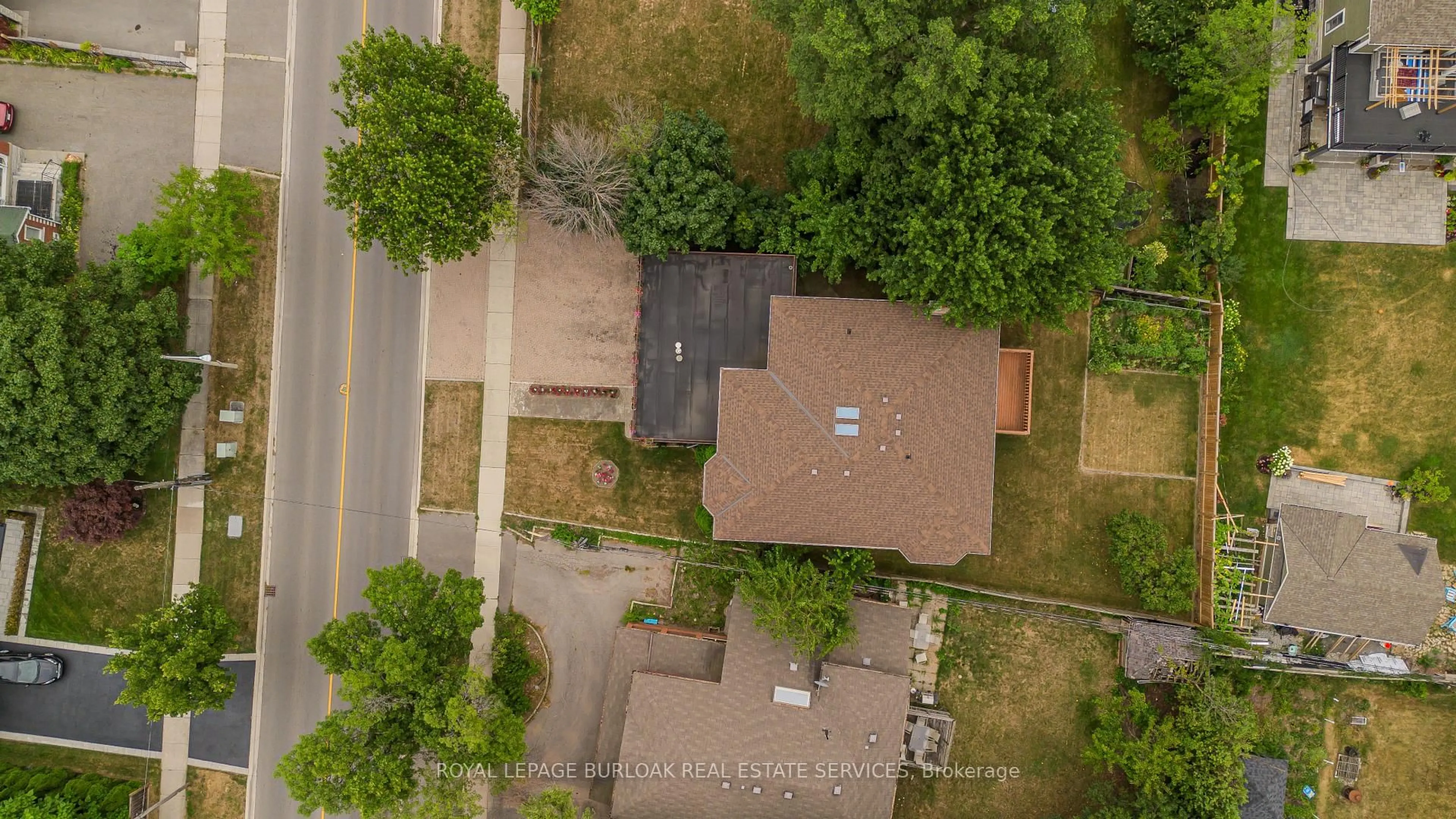 A pic from outside/outdoor area/front of a property/back of a property/a pic from drone, street for 124 Leighland Ave, Oakville Ontario L6H 4L6