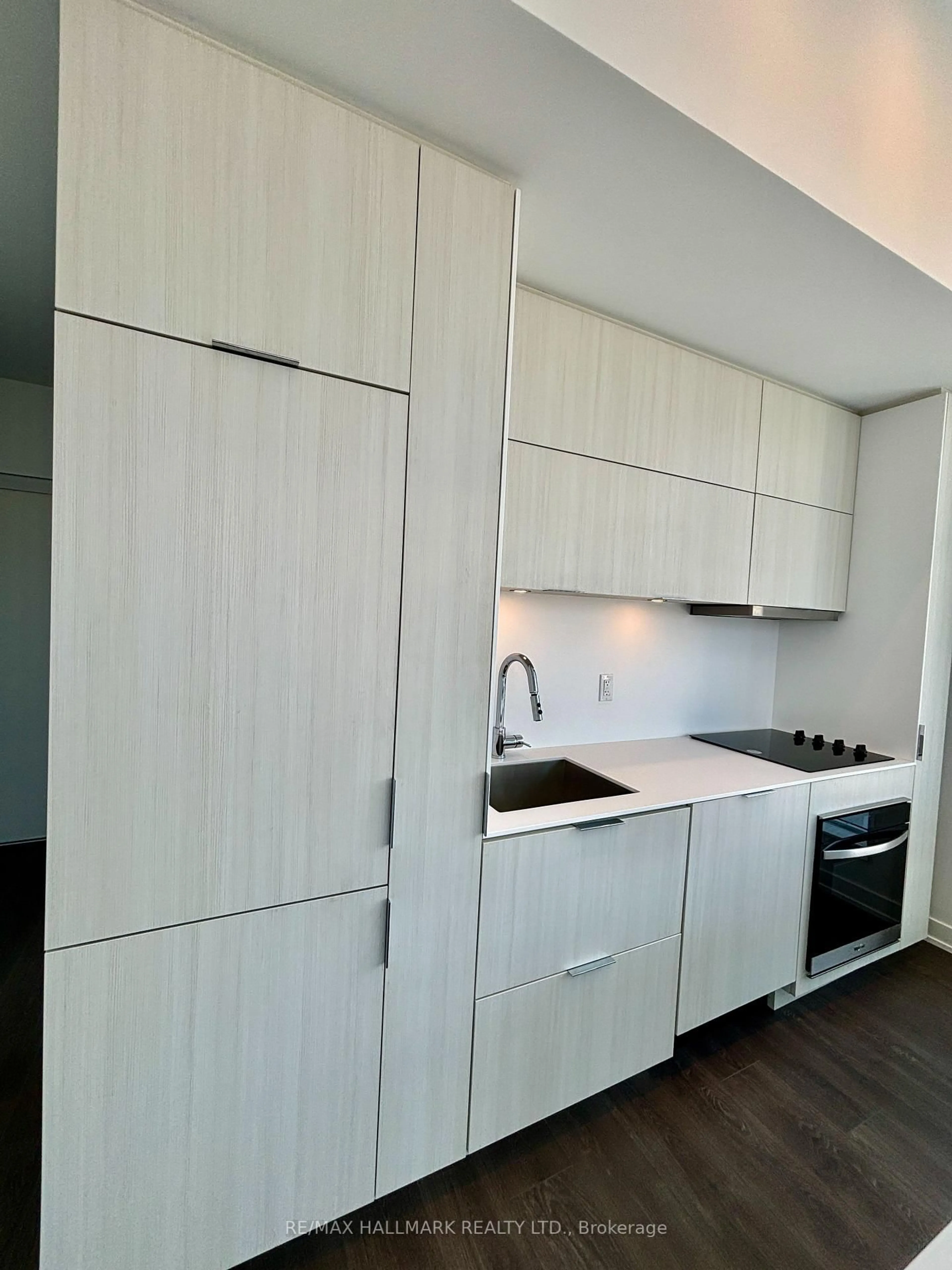 Standard kitchen, wood/laminate floor for 370 Martha St #402, Burlington Ontario L7R 0G9