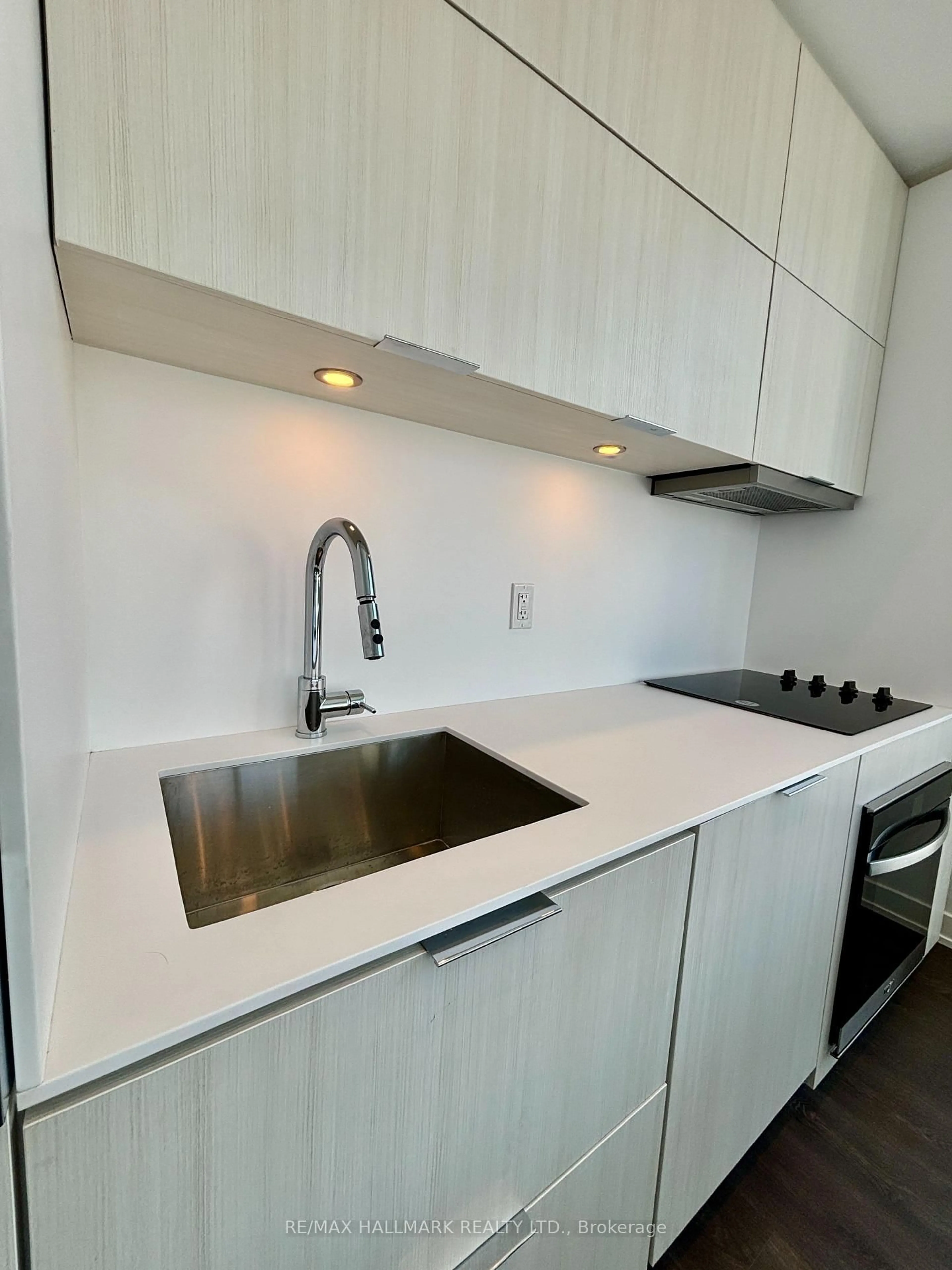 Standard kitchen, unknown for 370 Martha St #402, Burlington Ontario L7R 0G9