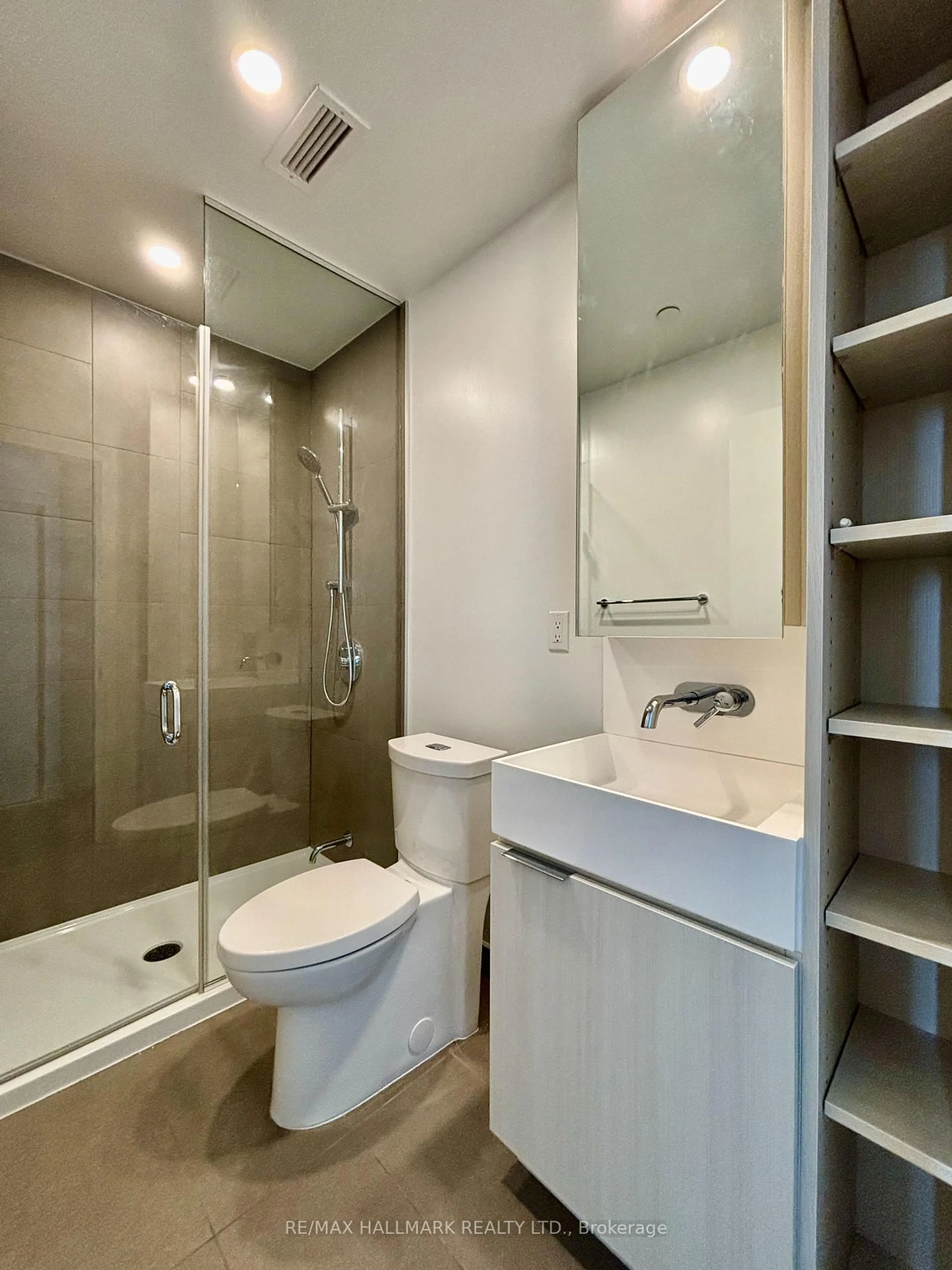 Standard bathroom, ceramic/tile floor for 370 Martha St #402, Burlington Ontario L7R 0G9