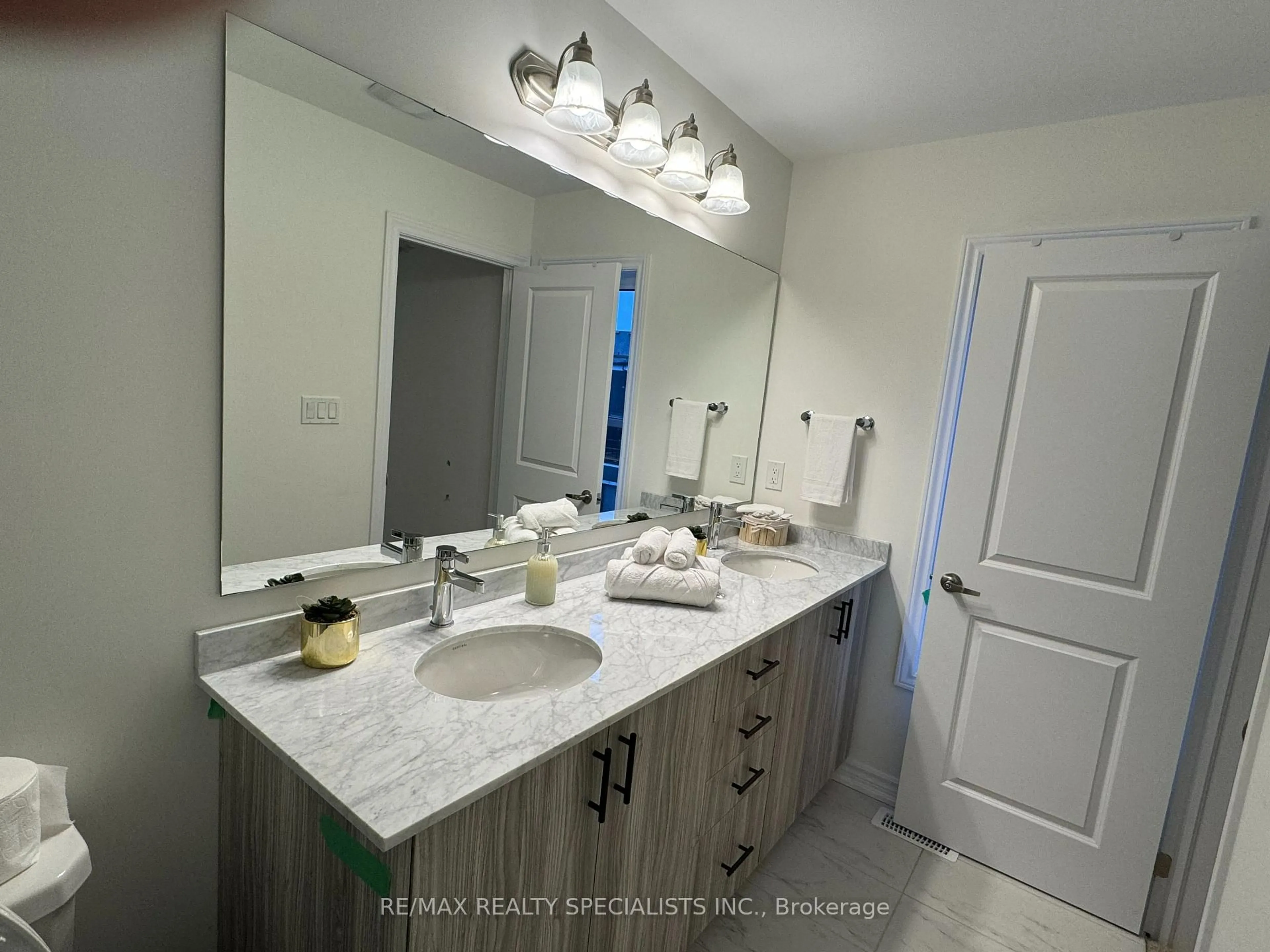 Contemporary bathroom, ceramic/tile floor for 3 Camino Real Dr, Caledon Ontario L7C 4L8