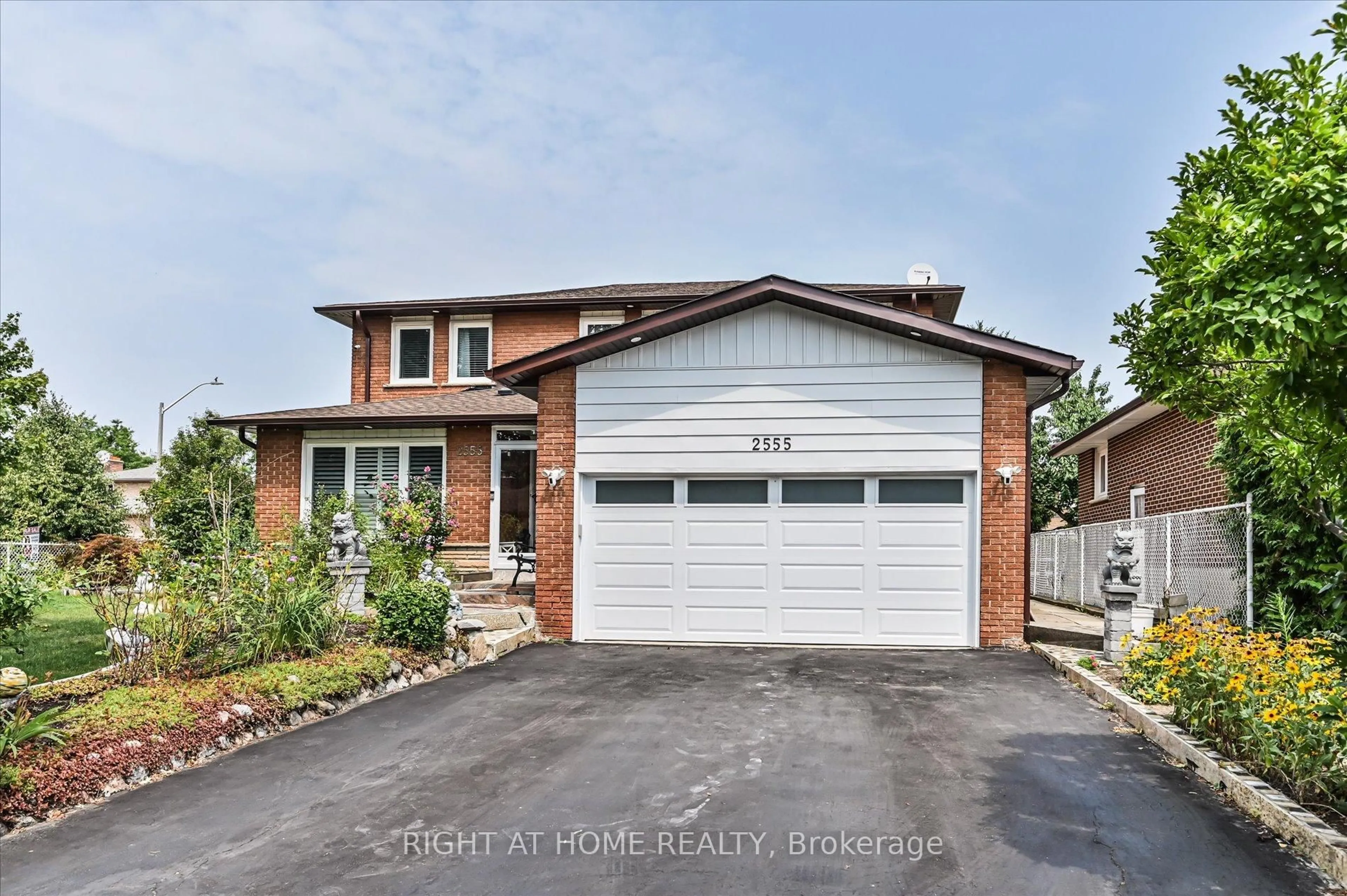 Home with brick exterior material, street for 2555 Cynara Rd, Mississauga Ontario L5B 2R5