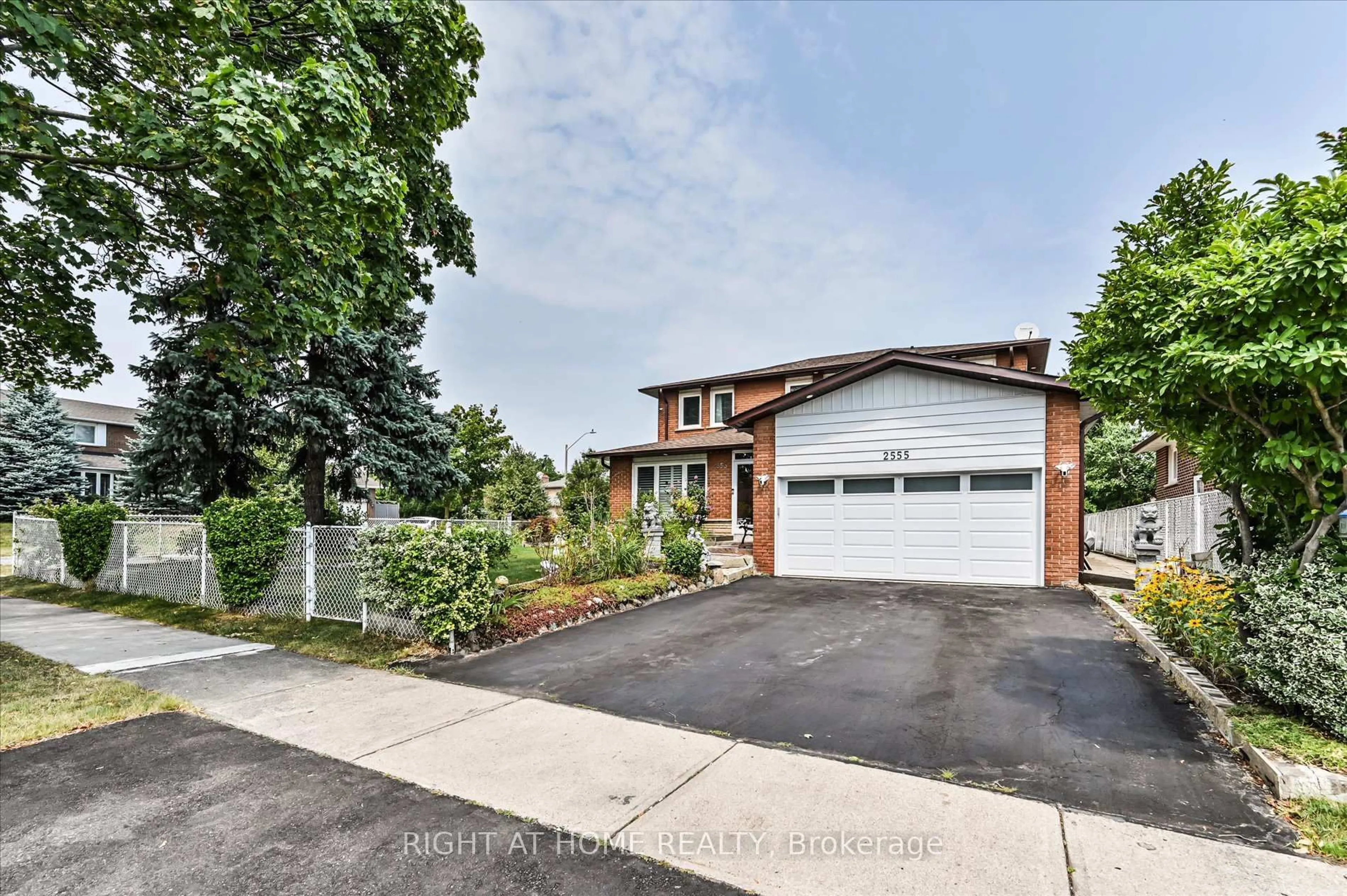 Home with brick exterior material, street for 2555 Cynara Rd, Mississauga Ontario L5B 2R5