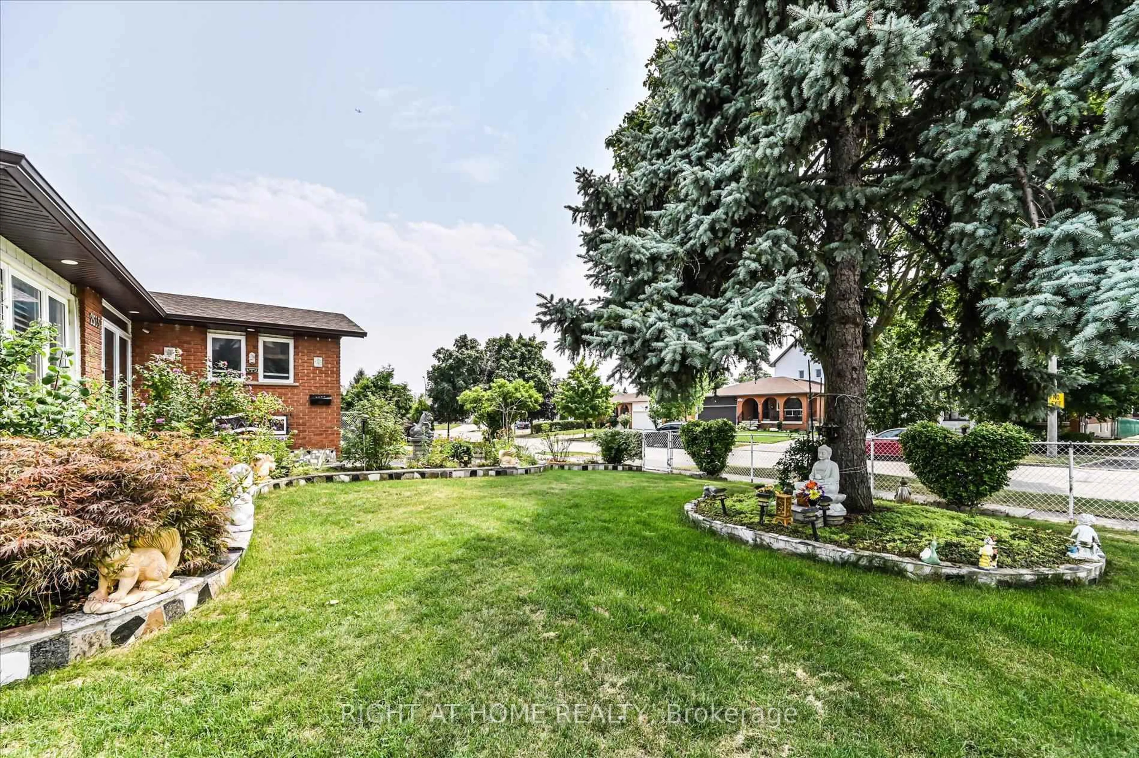 A pic from outside/outdoor area/front of a property/back of a property/a pic from drone, street for 2555 Cynara Rd, Mississauga Ontario L5B 2R5