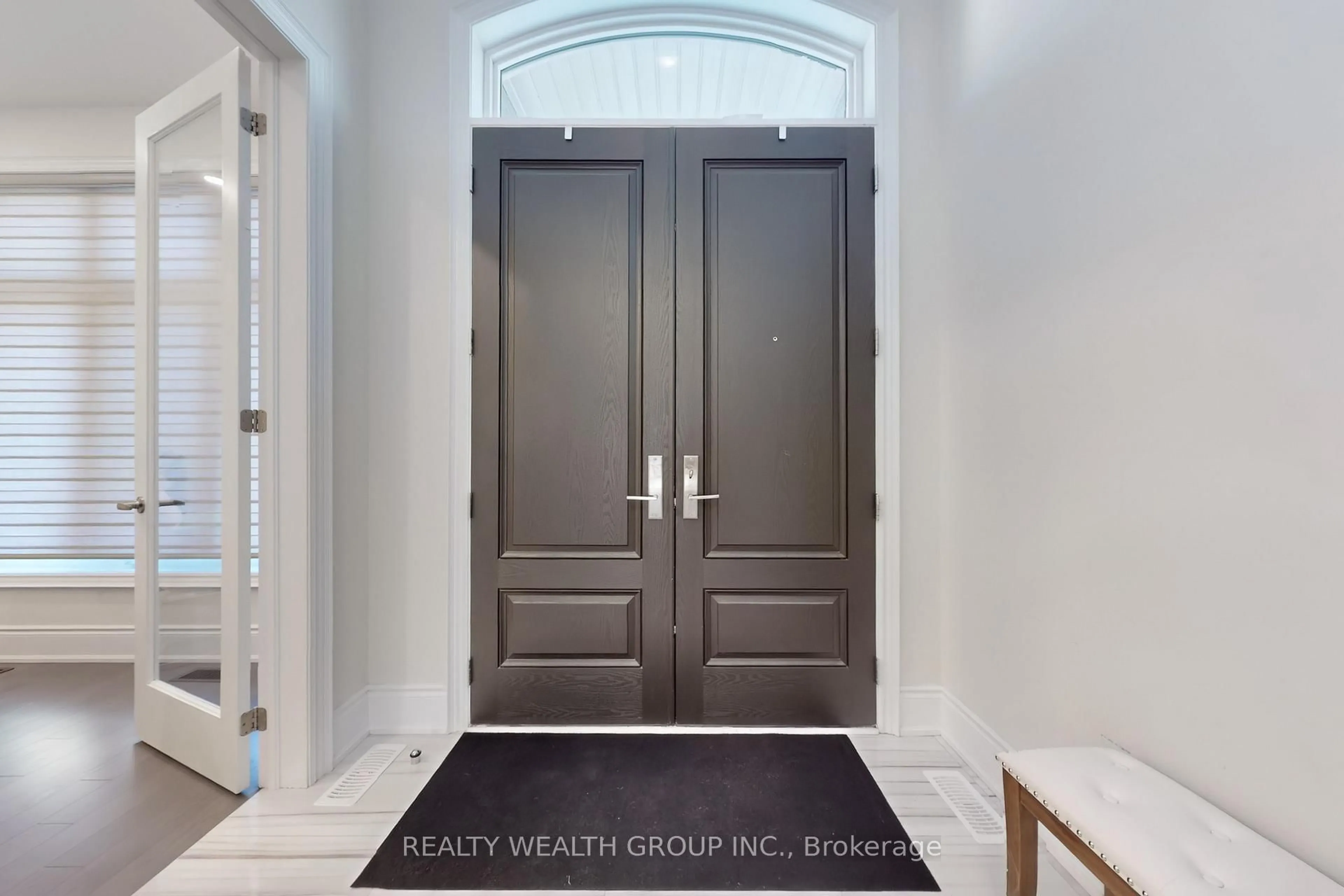 Indoor entryway for 2421 Irene Cres, Oakville Ontario L6M 5M2