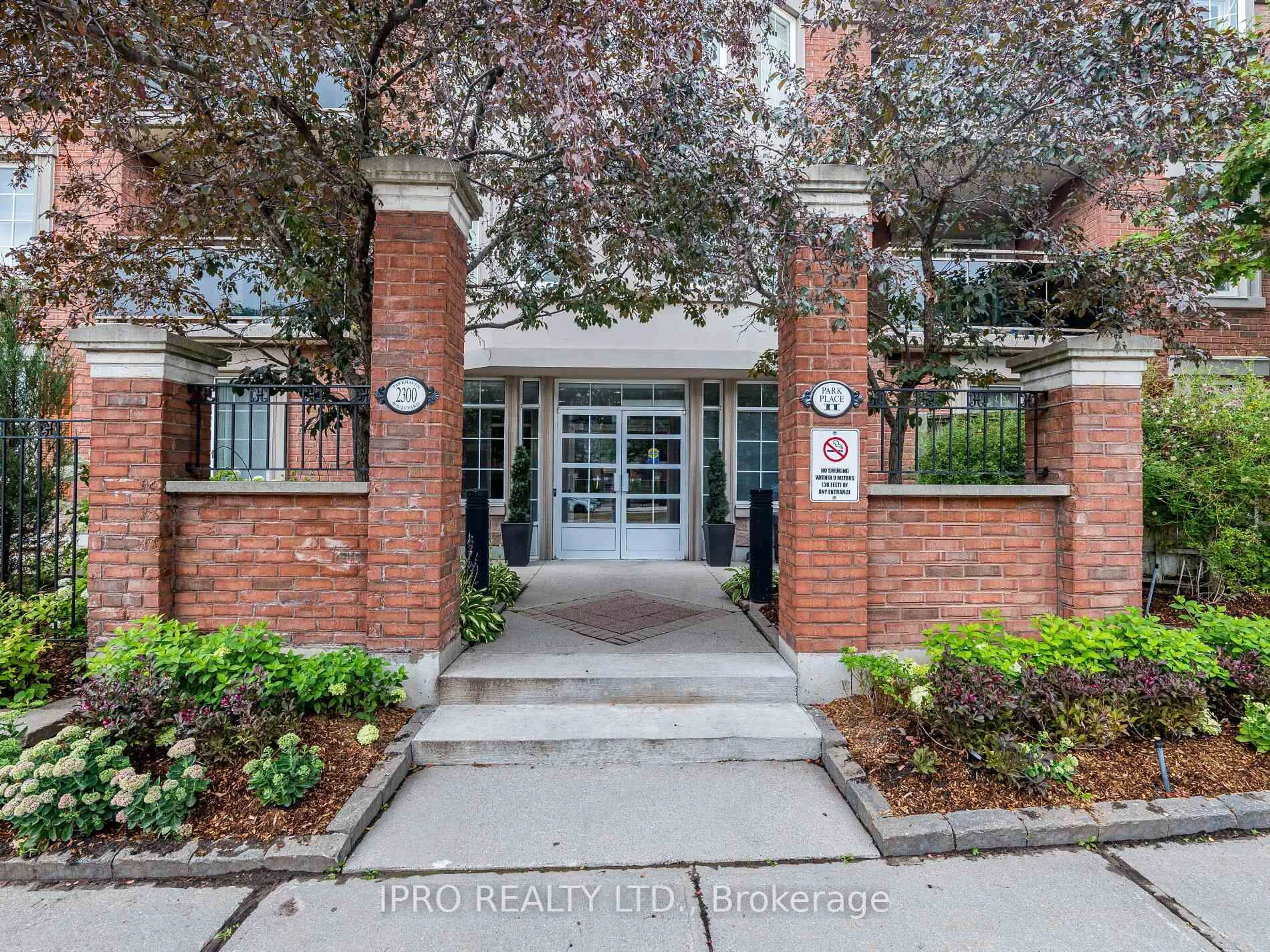 Indoor foyer for 2300 Parkhaven Blvd #303, Oakville Ontario L6H 6V9