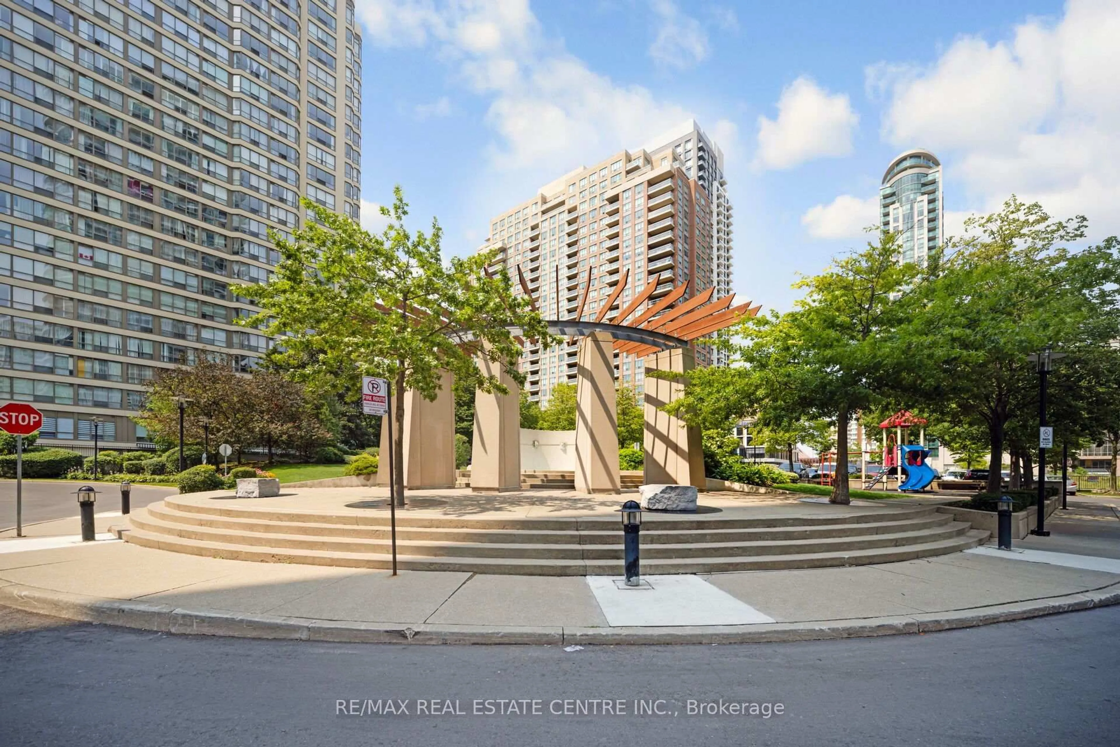Unknown for 1 Elm Dr #302, Mississauga Ontario L5B 4M1