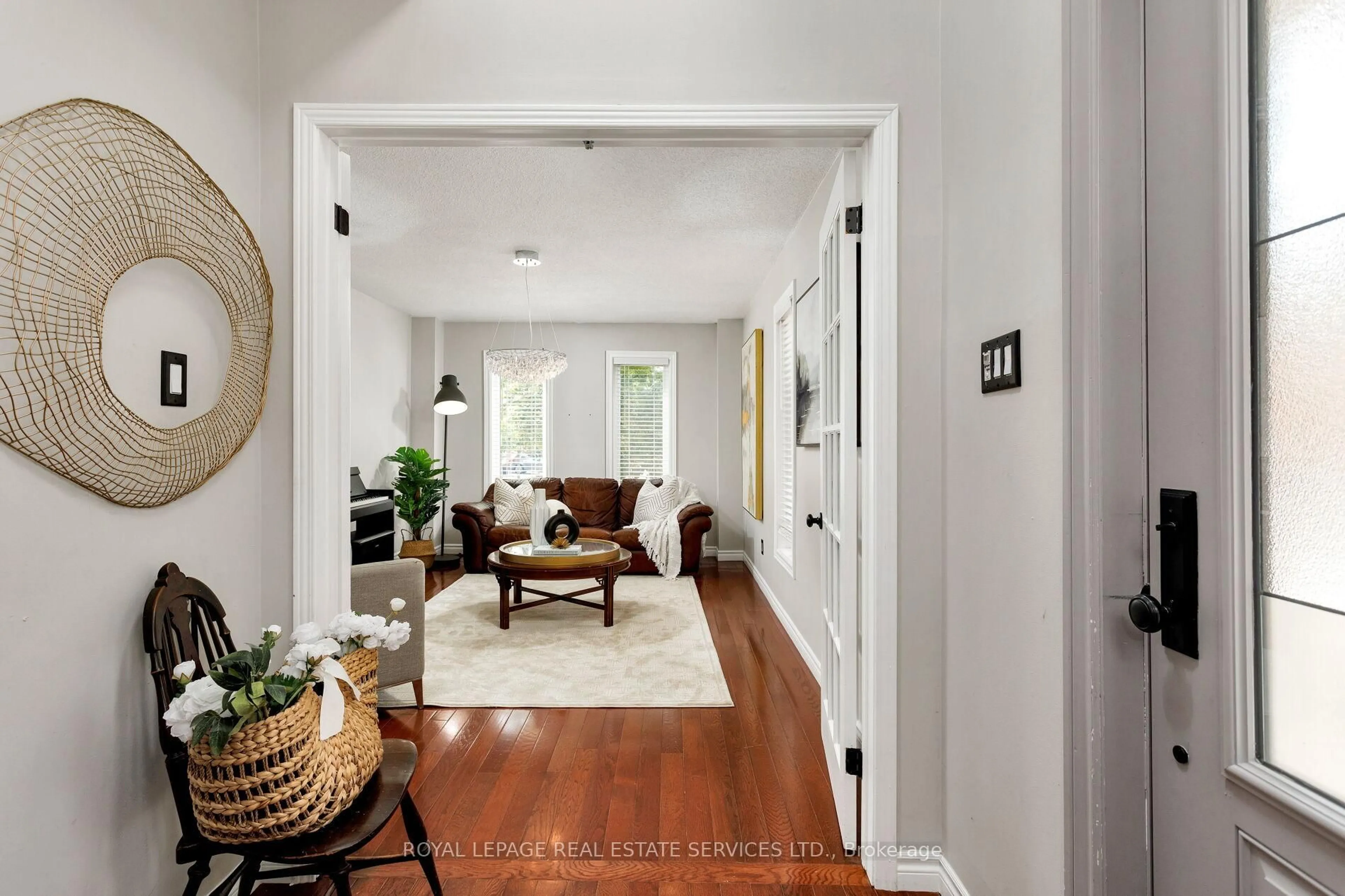 Indoor entryway for 2006 Glenada Cres #7, Oakville Ontario L6H 5R9