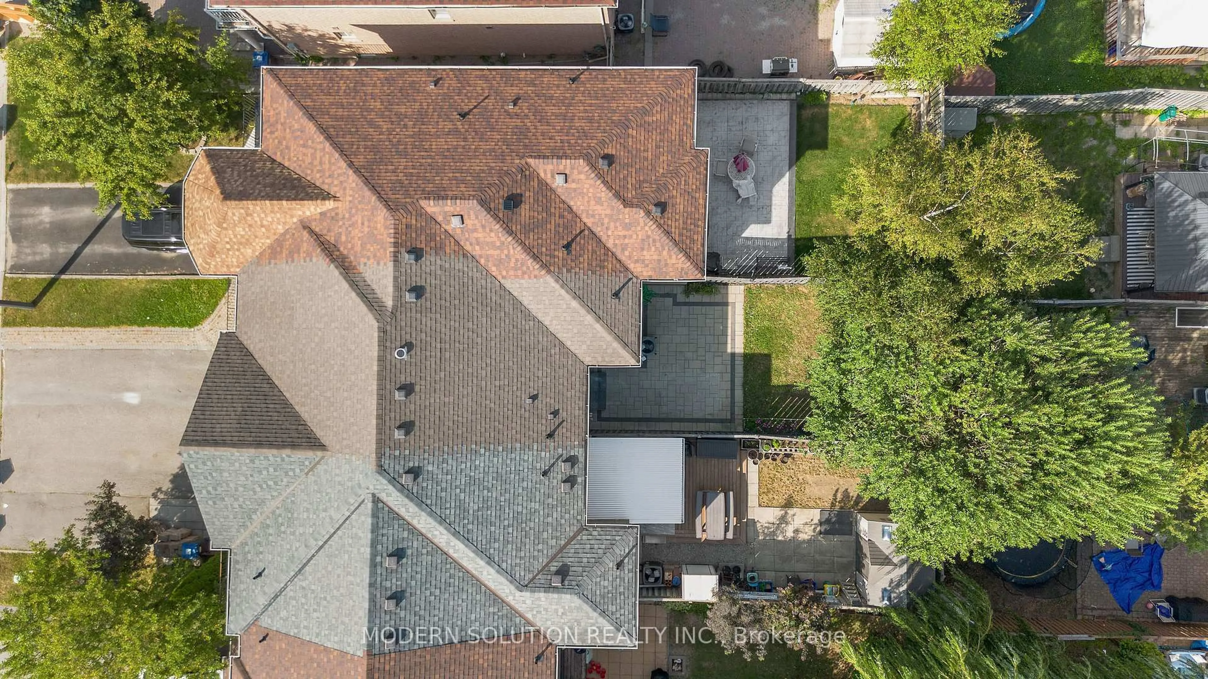 A pic from outside/outdoor area/front of a property/back of a property/a pic from drone, city buildings view from balcony for 3894 Coachman Circ, Mississauga Ontario L5M 6R3