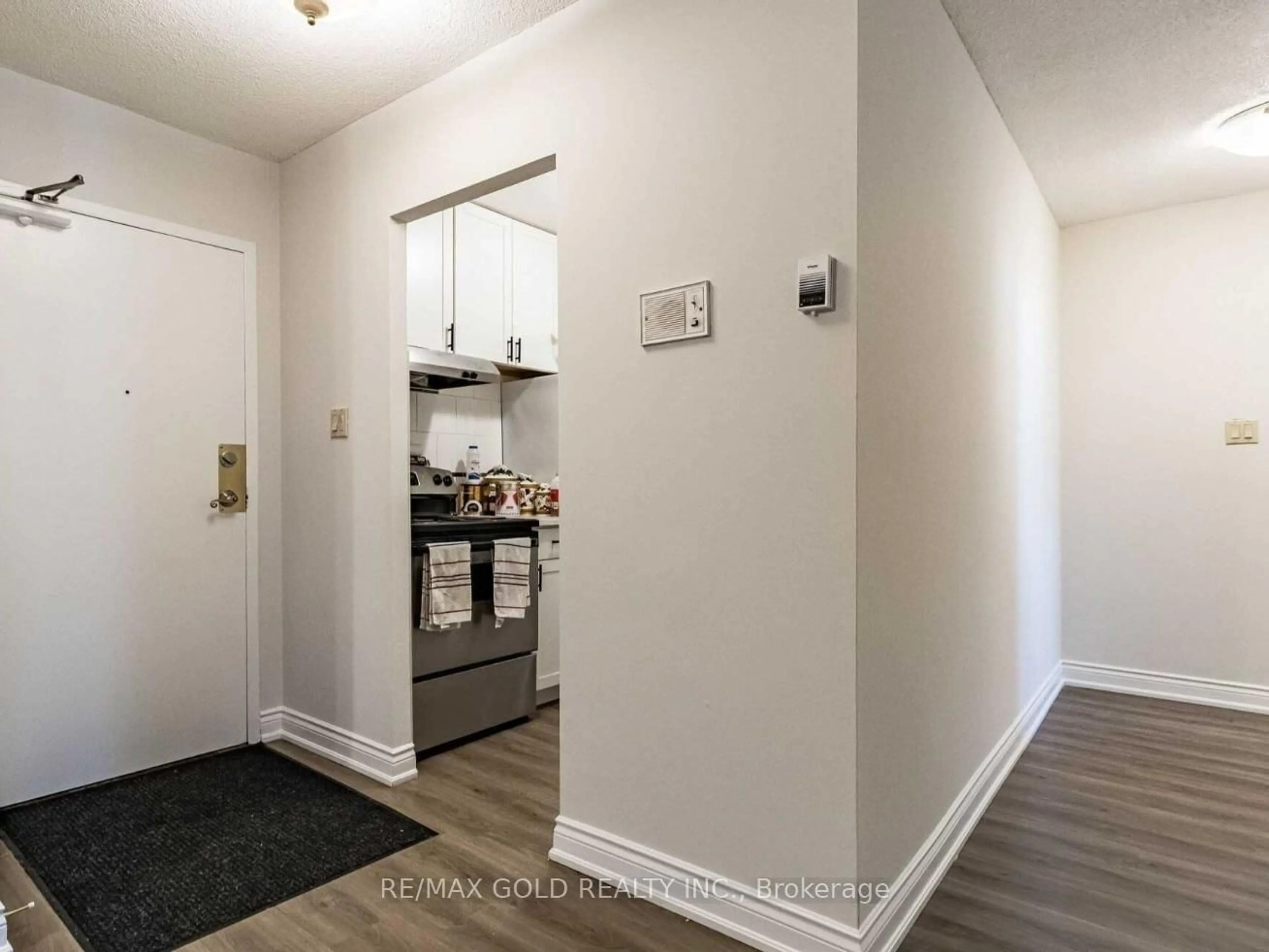 Indoor entryway for 390 Dixon Rd #1603, Toronto Ontario M9R 1T4