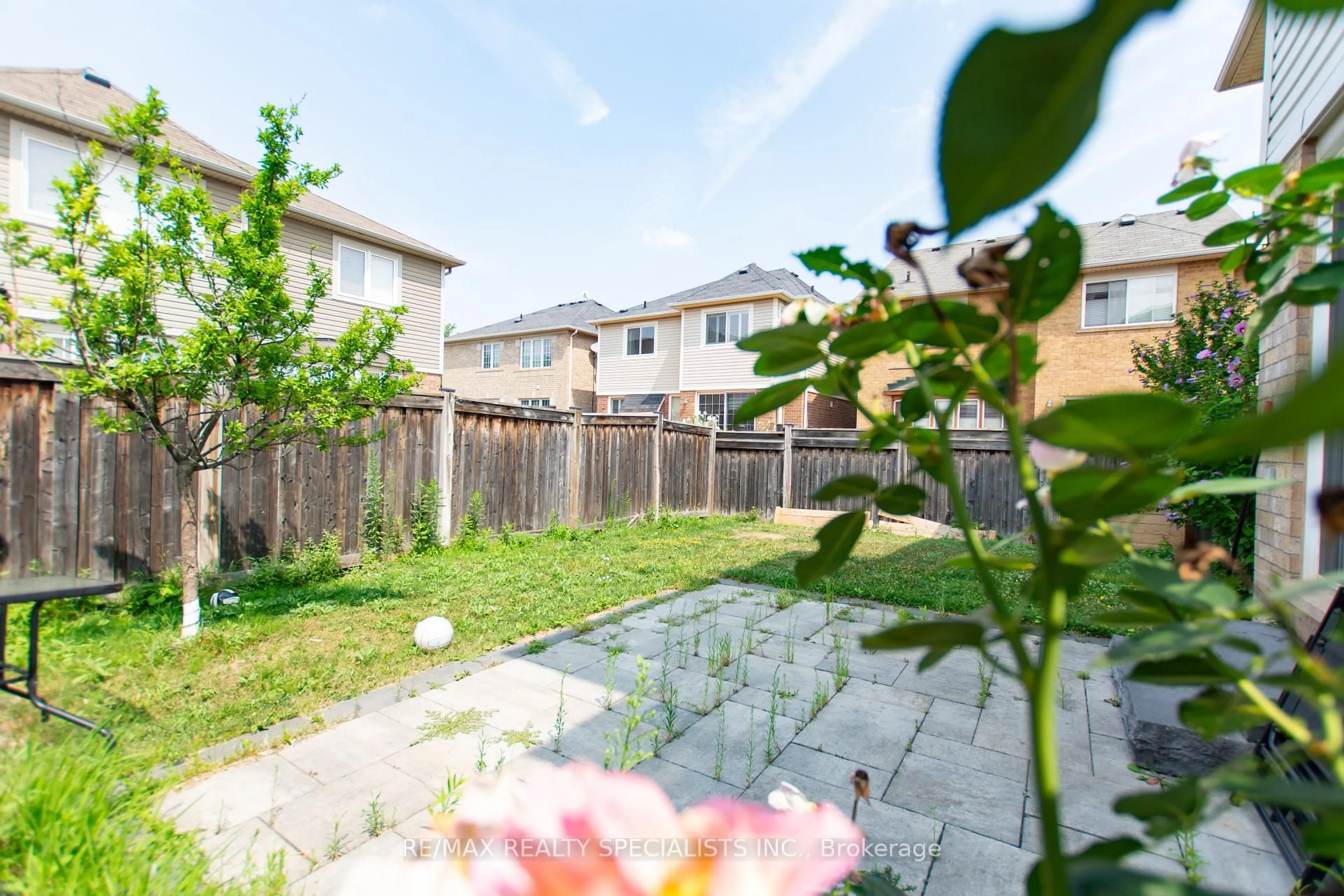 Patio, street for 929 Philbrook Dr, Milton Ontario L9T 0L3