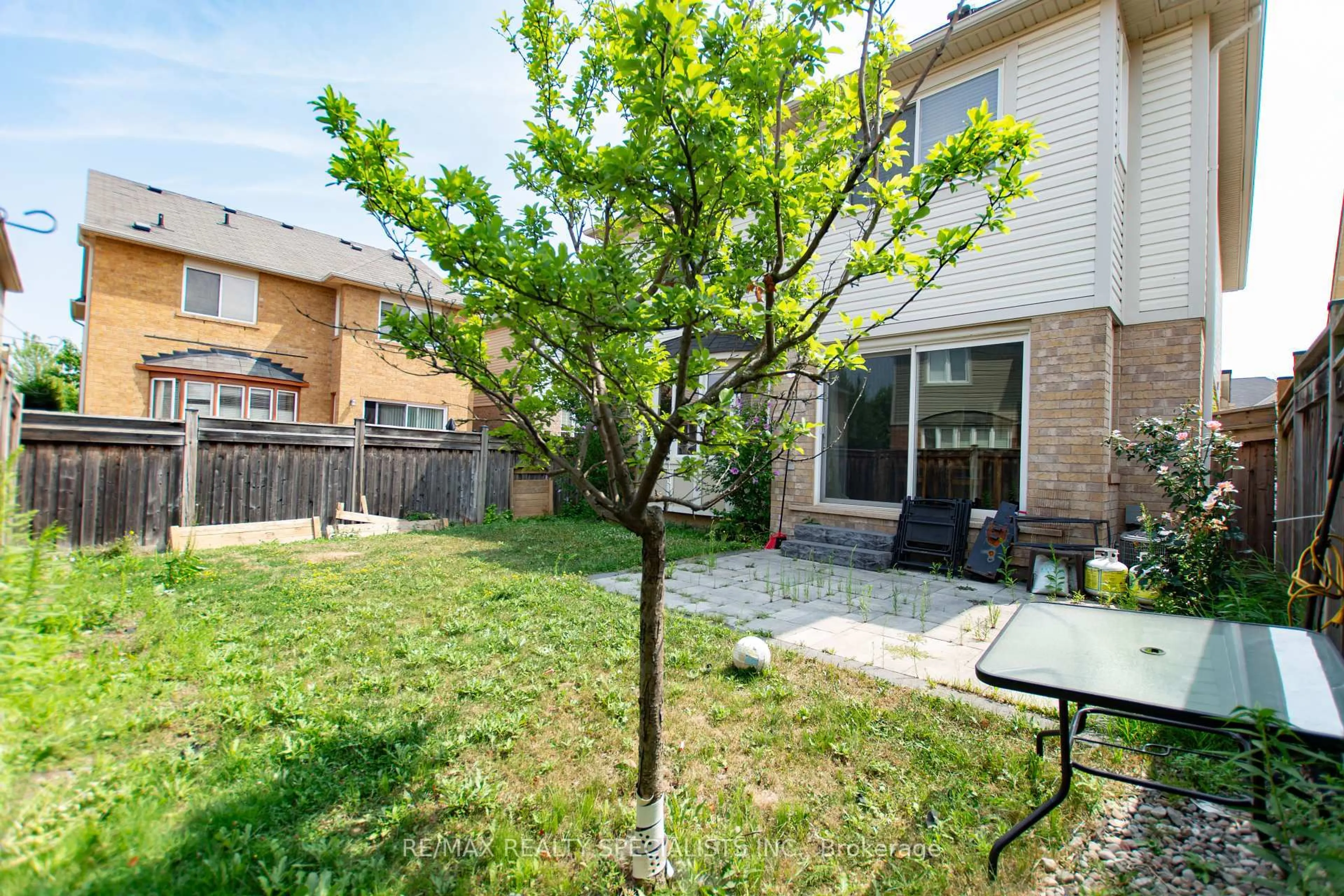 Patio, street for 929 Philbrook Dr, Milton Ontario L9T 0L3