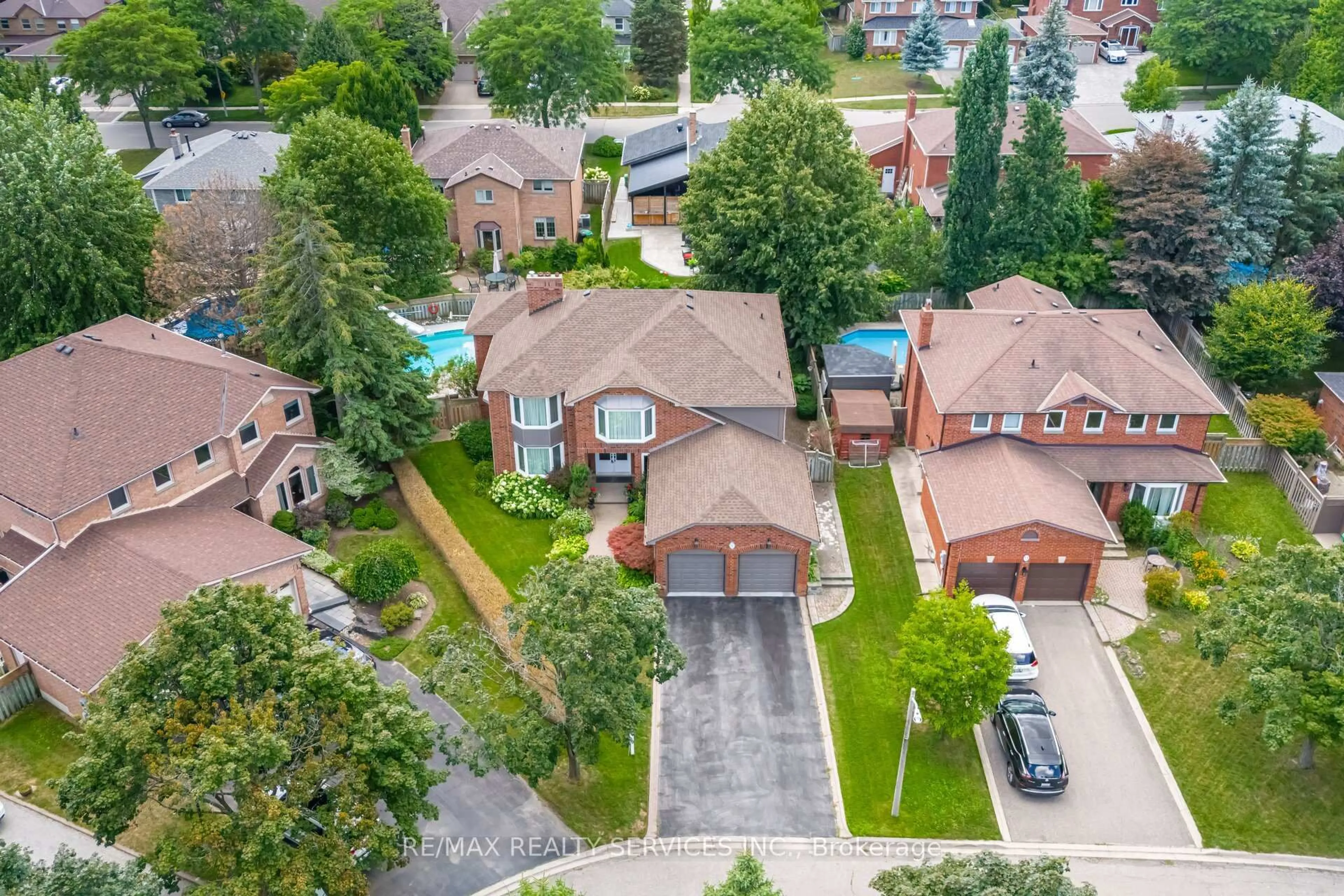 A pic from outside/outdoor area/front of a property/back of a property/a pic from drone, street for 15 Brookbank Crt, Brampton Ontario L6Z 3G4